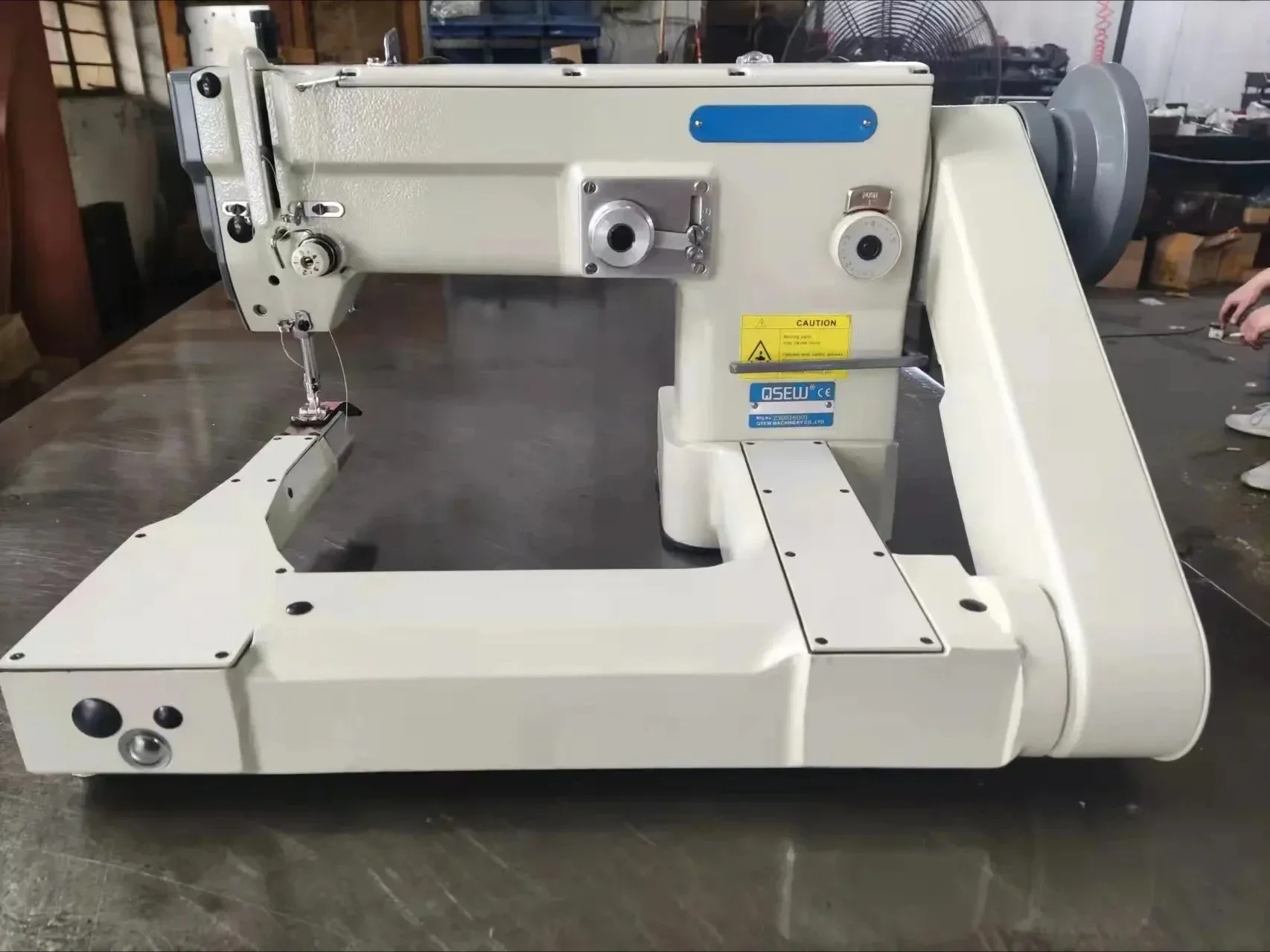 QS-2526 Single Needle Big Hook Feed off Arm Bending Arm Zigzag Sewing Machine