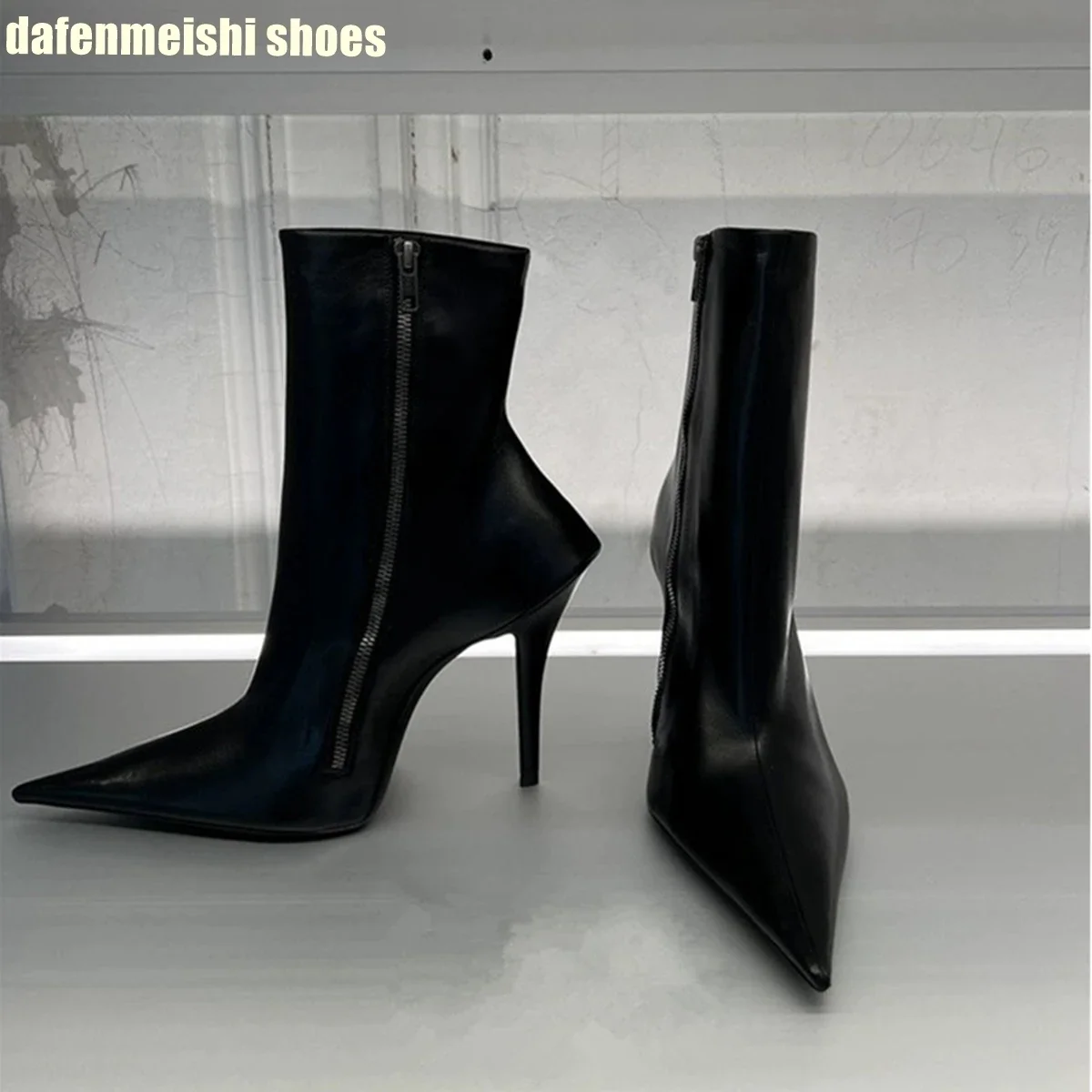 2025 New Style Stiletto Pointed Toe Side Zipper Short Boots Black Leather Large Size Motorcycle Boots Winter Fashion Boots