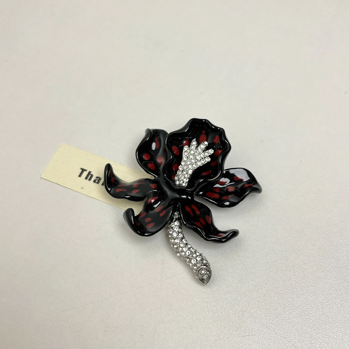 

Винтажная металлическая брошь с эмалью и стразами в виде орхидеи и лилии для женщин, элитная булавка для костюма, элегантный аксессуар