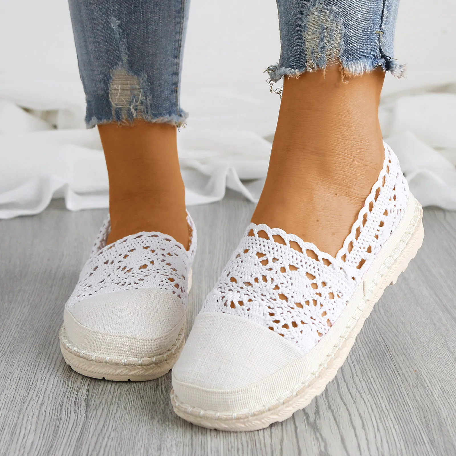 

2024 New Lace Hollow Out Breathable Mesh Summer Flats Casual Crochet Bohemia Shoes Platform Sneakers for Women Zapatillas Mujer