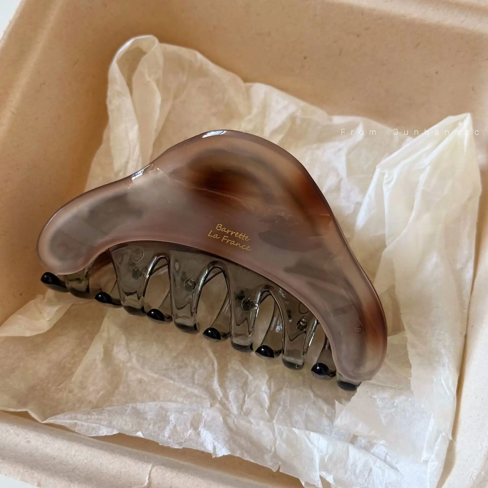 NEW 9CM Retro French Triangle Shaped Hair Claw Acrylic Claw Clips Autumn Trendy Hair Clips for Women Girls INS Hair Accessories