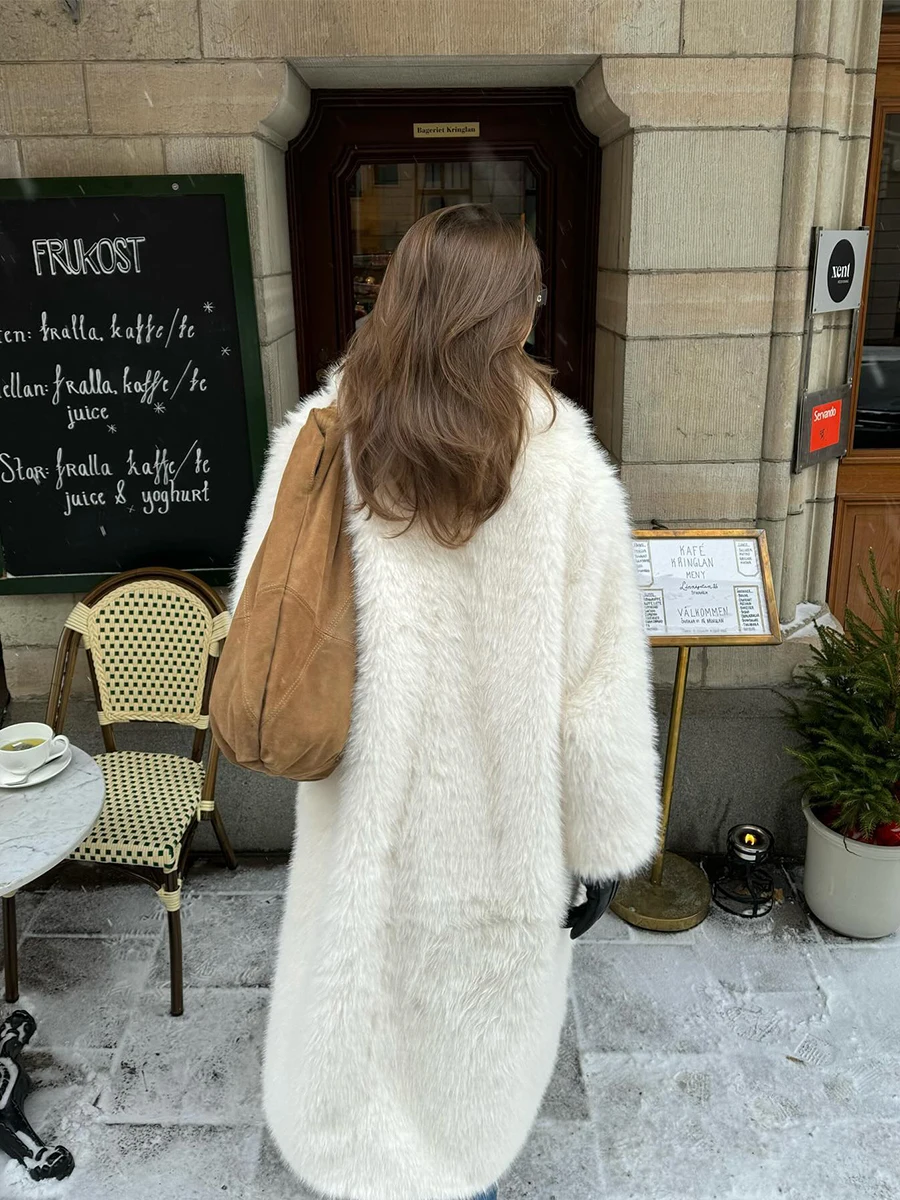 معطف فرو صناعي طويل غامض ممتاز للنساء معاطف ماكسي بيضاء من Chicvibes موضة شتاء 2025 ملابس مميزة مذهلة لحفلات المال القديم