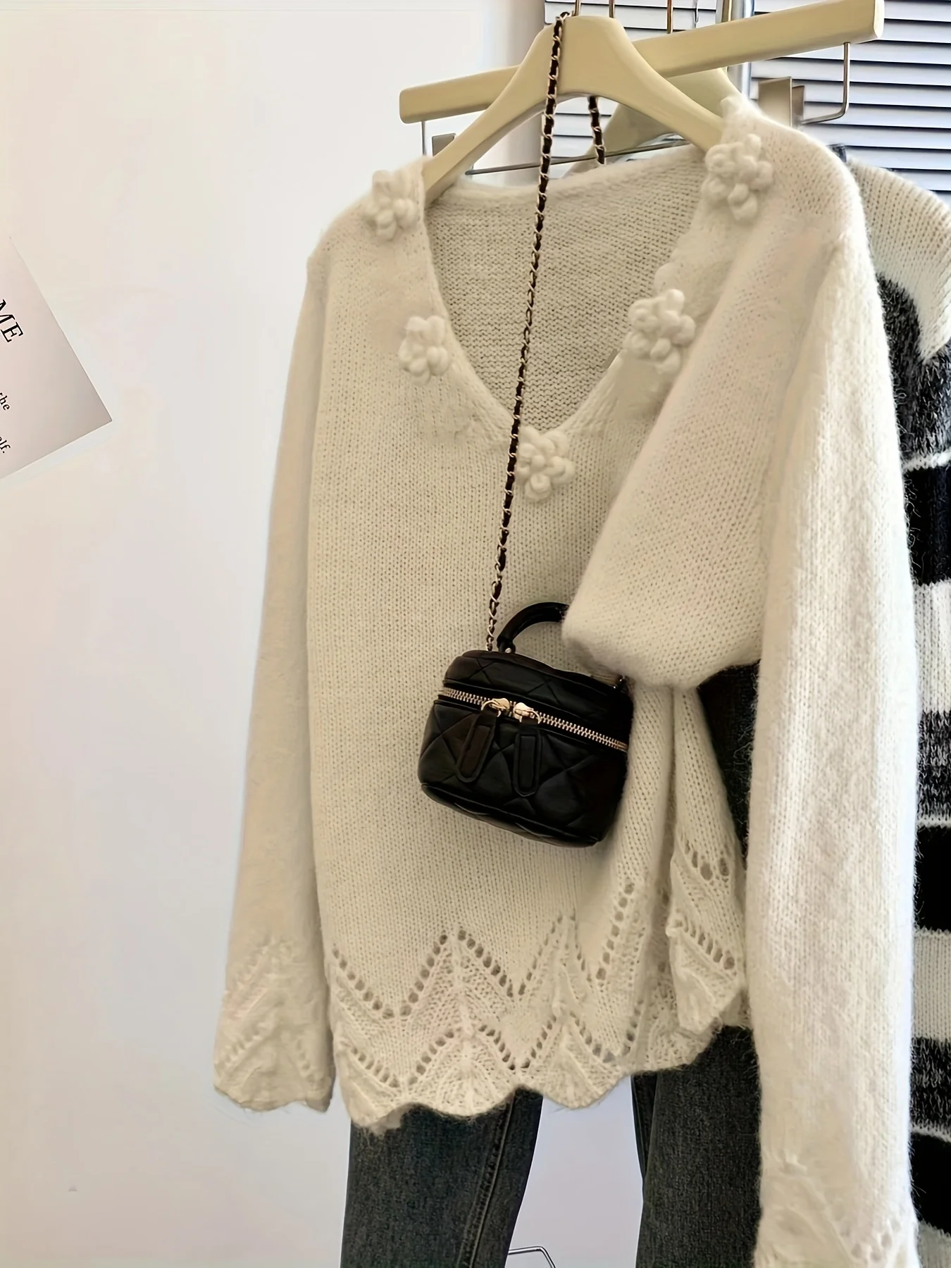 

In autumn and winter, the new Korean women's dress flowers are elegant and stacked in knitted pullovers, which is suitable for d