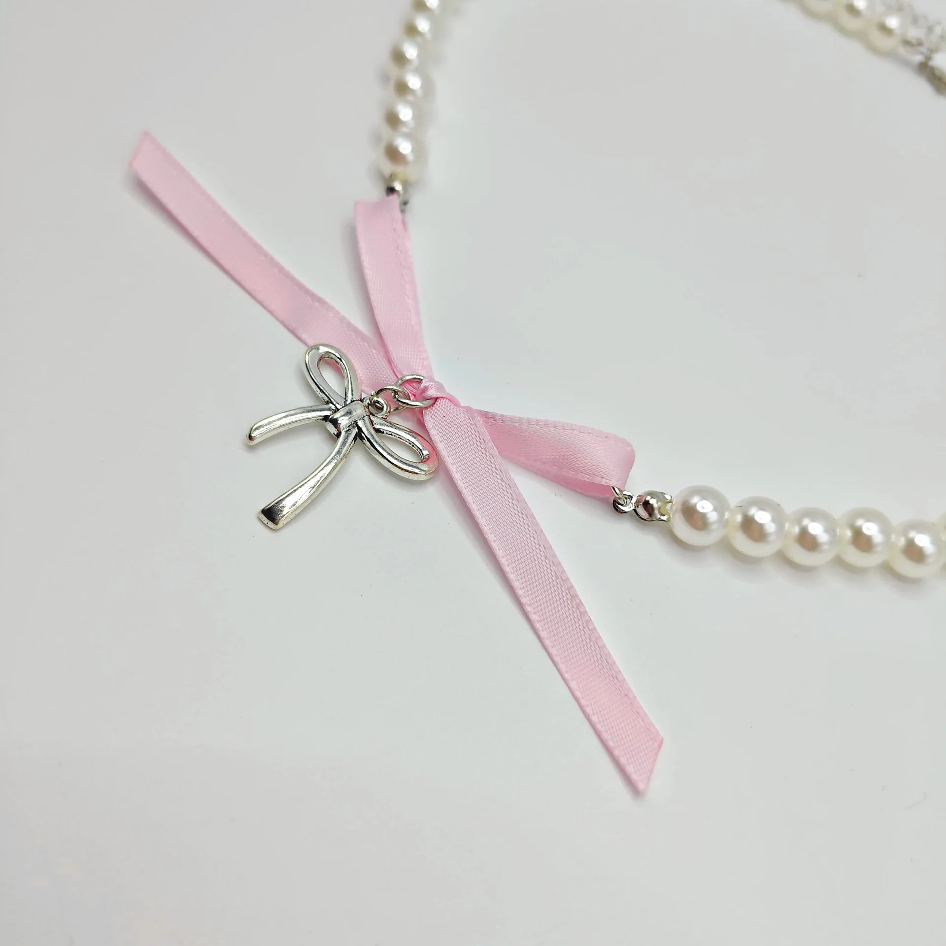 الطريق الأيمن الجديد الراقية تصميم درجة الحرارة المتخصصة شيك النمط الفرنسي الحب اللؤلؤ القوس الشريط قلادة للنساء