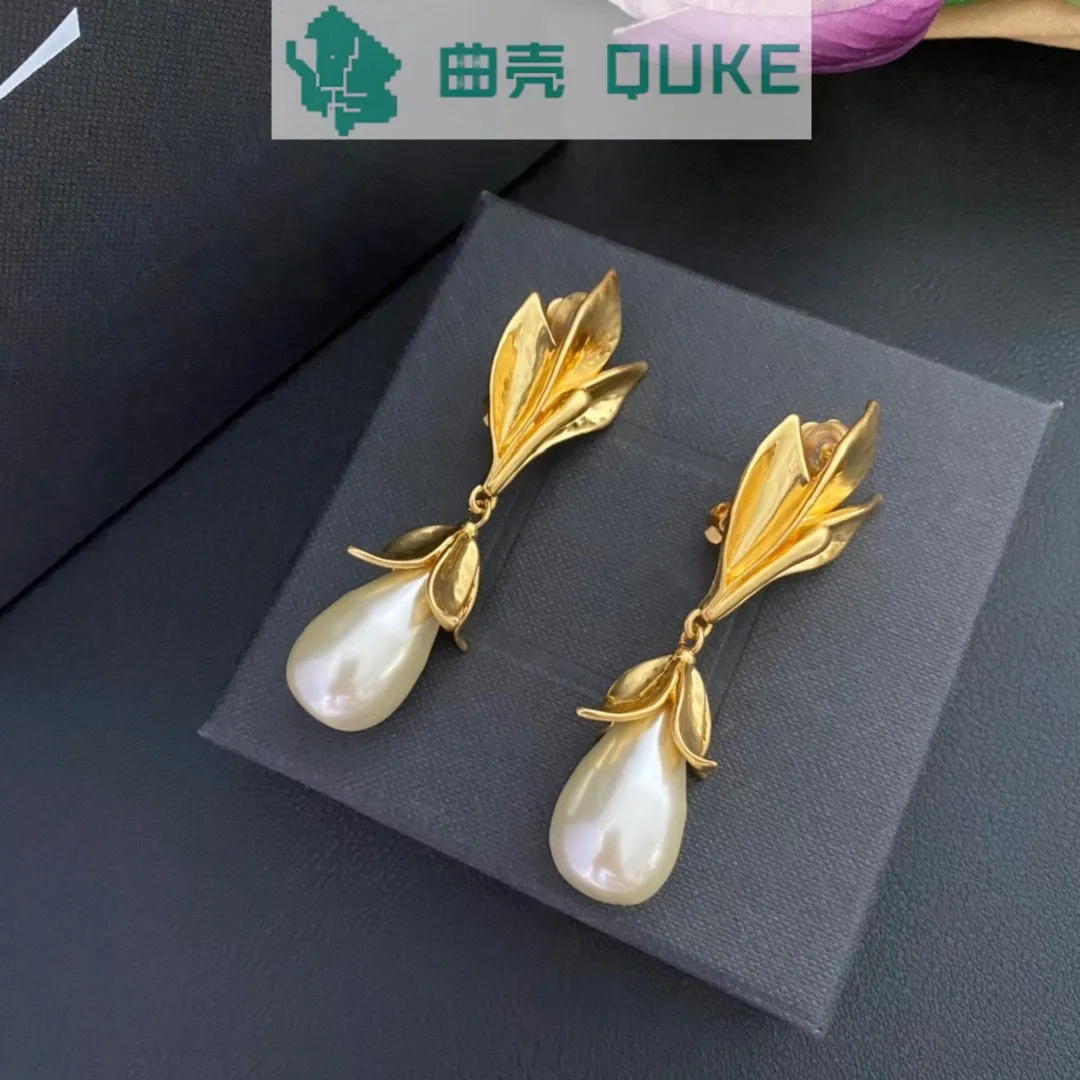 

New European American brass petal pearl ear clip for women's light luxury design, fashionable and versatile