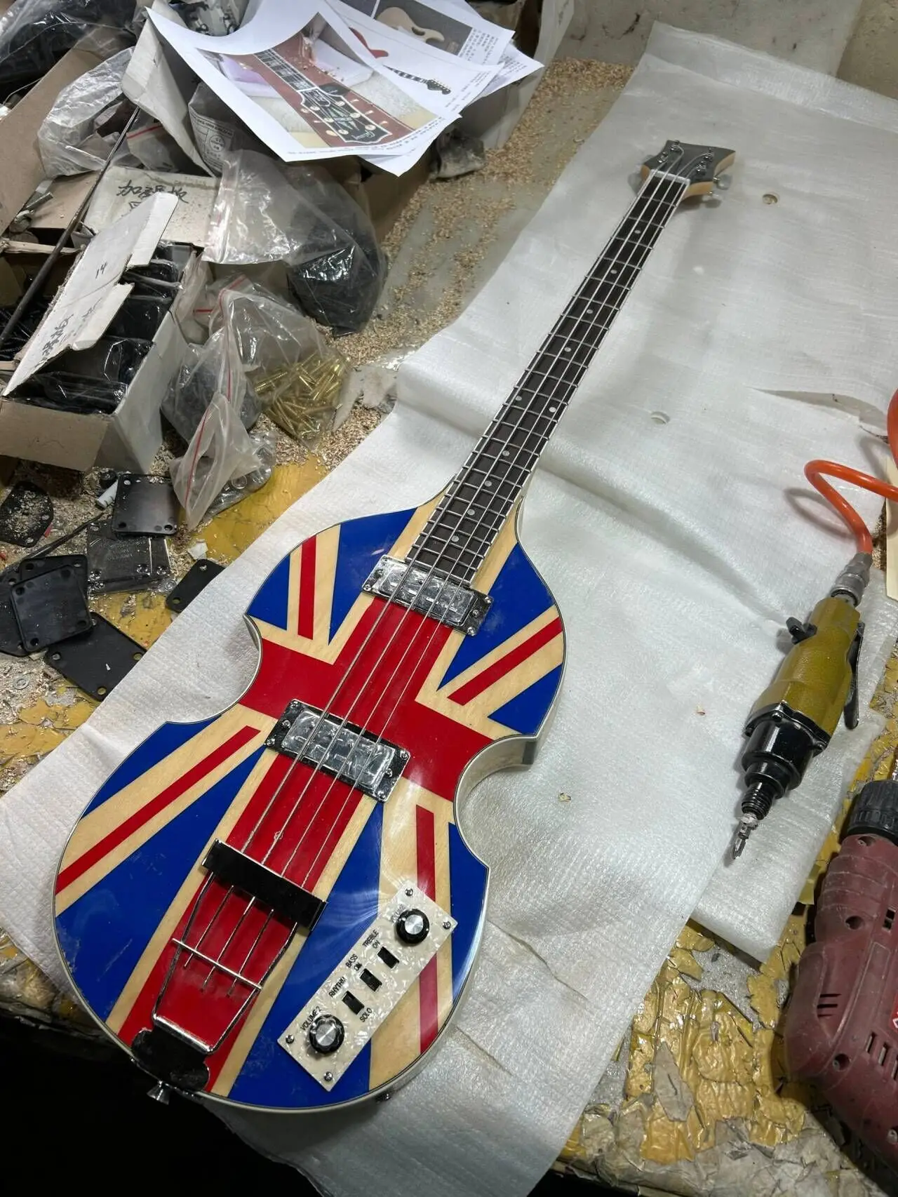 England flag vintage looking Hofner BB2 4 strings bass tiger flame pearloid tuners hofner violin flag bass