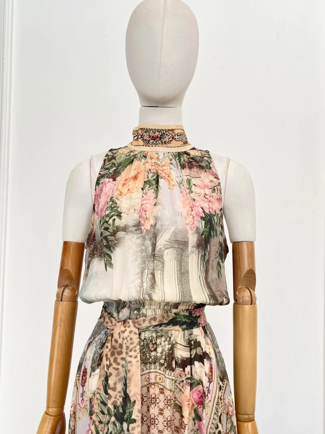 Nowa, wysokiej jakości jedwabna sukienka midi bez rękawów w pomarańczowy kwiatowy wzór z diamentami, idealna na wakacje.