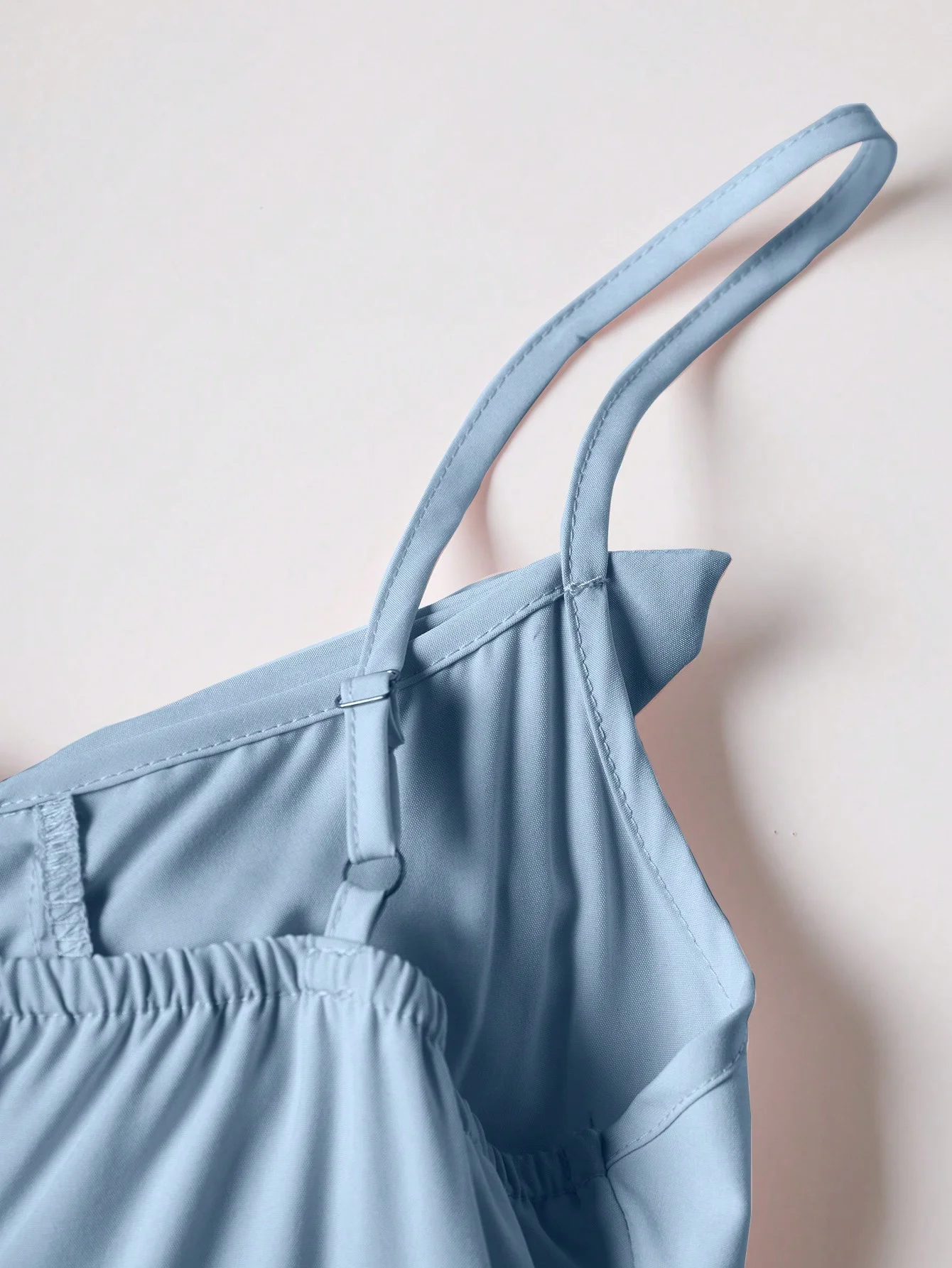 Vestido feminino elegante com cintura cinched e três camadas com babados e suspensório