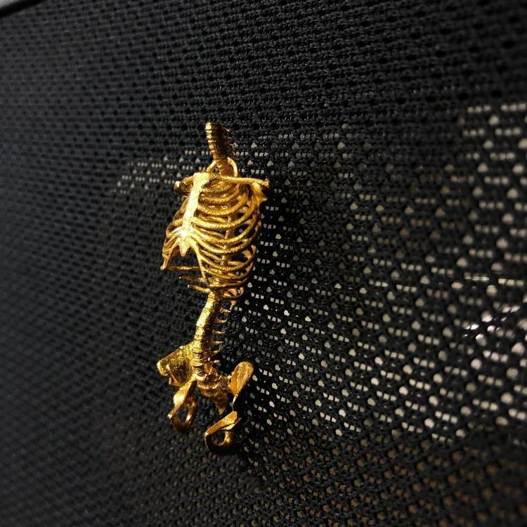 

New Design Handmade Golden Skull Skeleton Brooch Personalized Lapel Pin Fashion Accessory for Men Women