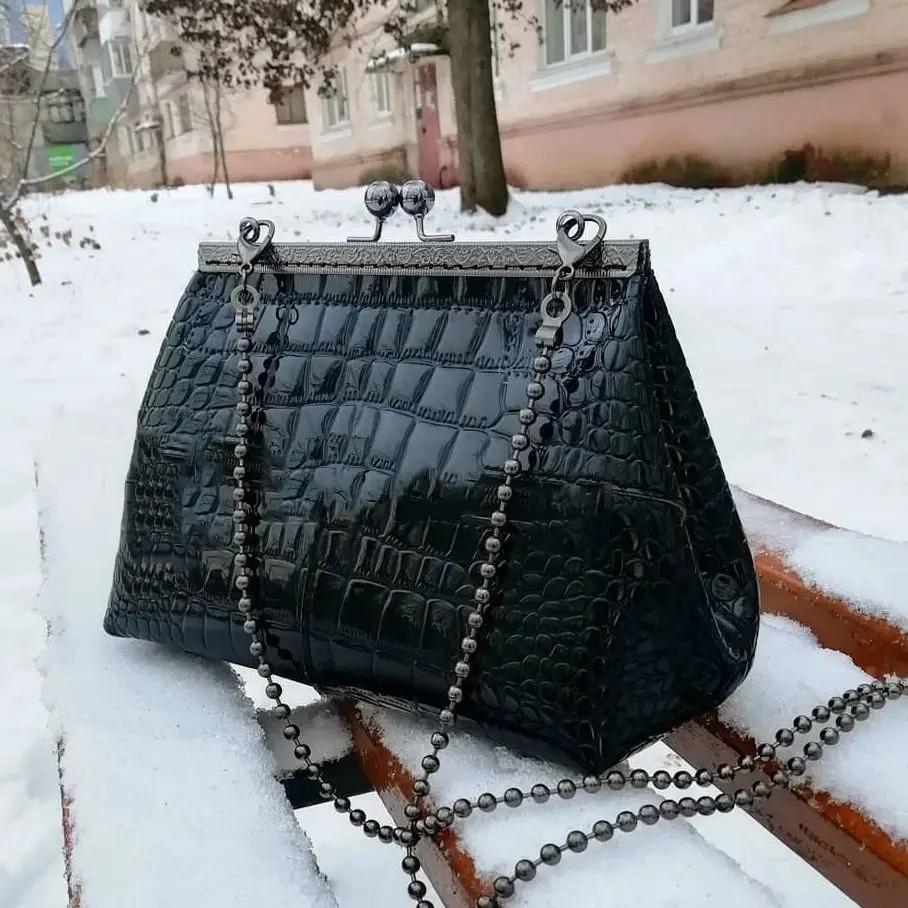 

Lost In Vintage Lingge Leather Fabric Black Soild Purse with a Gold Metal Frame Kiss Lock Frame Evening Clutch 228x18x10cm