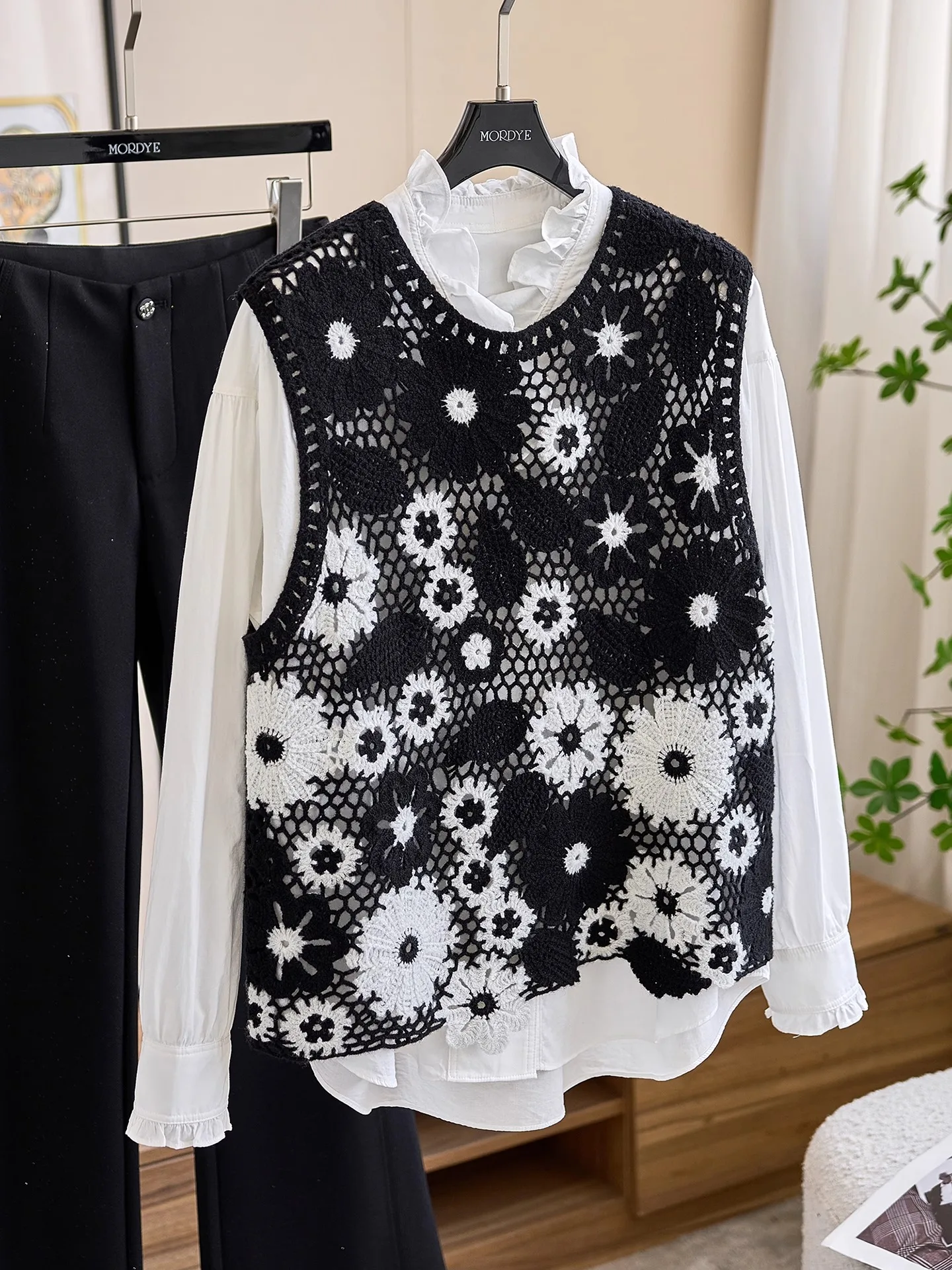 

Ele Handmade Woolen Knitted Vest Women's Svel Hollow out Bla And White Hook Flower Design Warm And Soft Sle