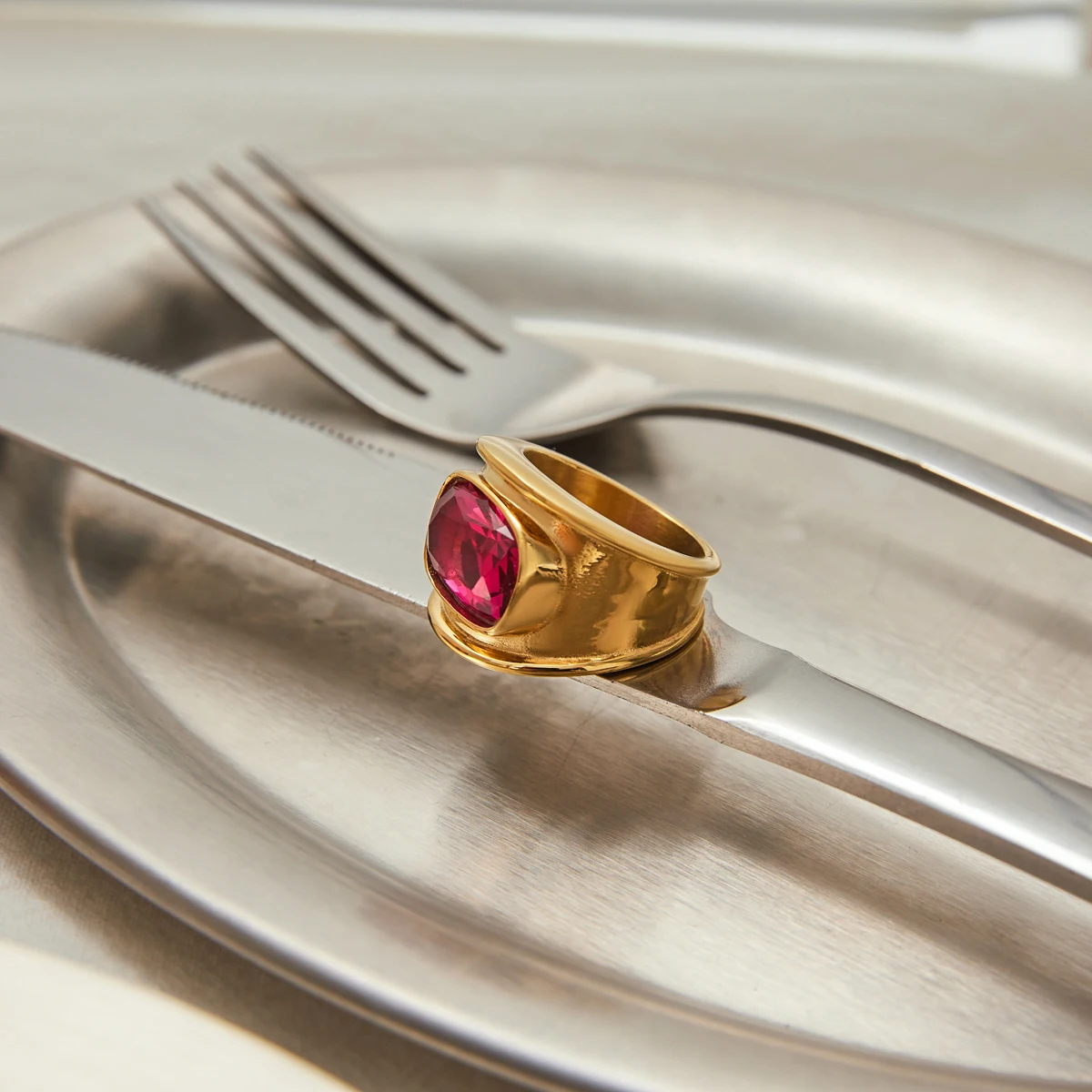 Youthway الوردي زركونيا واسعة الصب الدائري الفولاذ المقاوم للصدأ عالية الجودة فنجر مجوهرات العصرية الفاخرة تصميم خاتم الوافدين الجدد