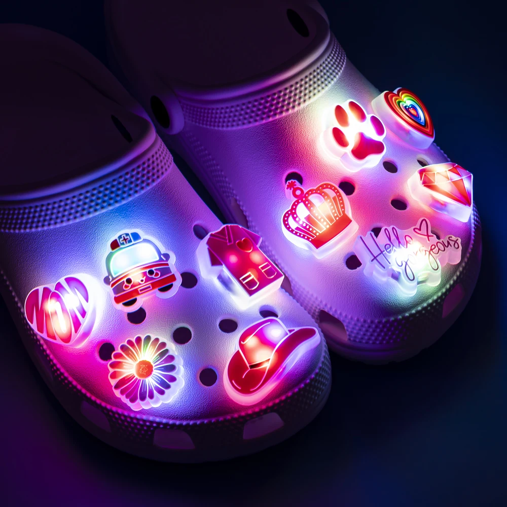 1 Stück LED-Schuhanhänger, Fußball-Gamepad, leuchtend, beleuchtete Schuhdekorationen, Zubehör, Sonnenblumen-Schmetterling, LED-Pins für Frauen und Mädchen – Detail 2