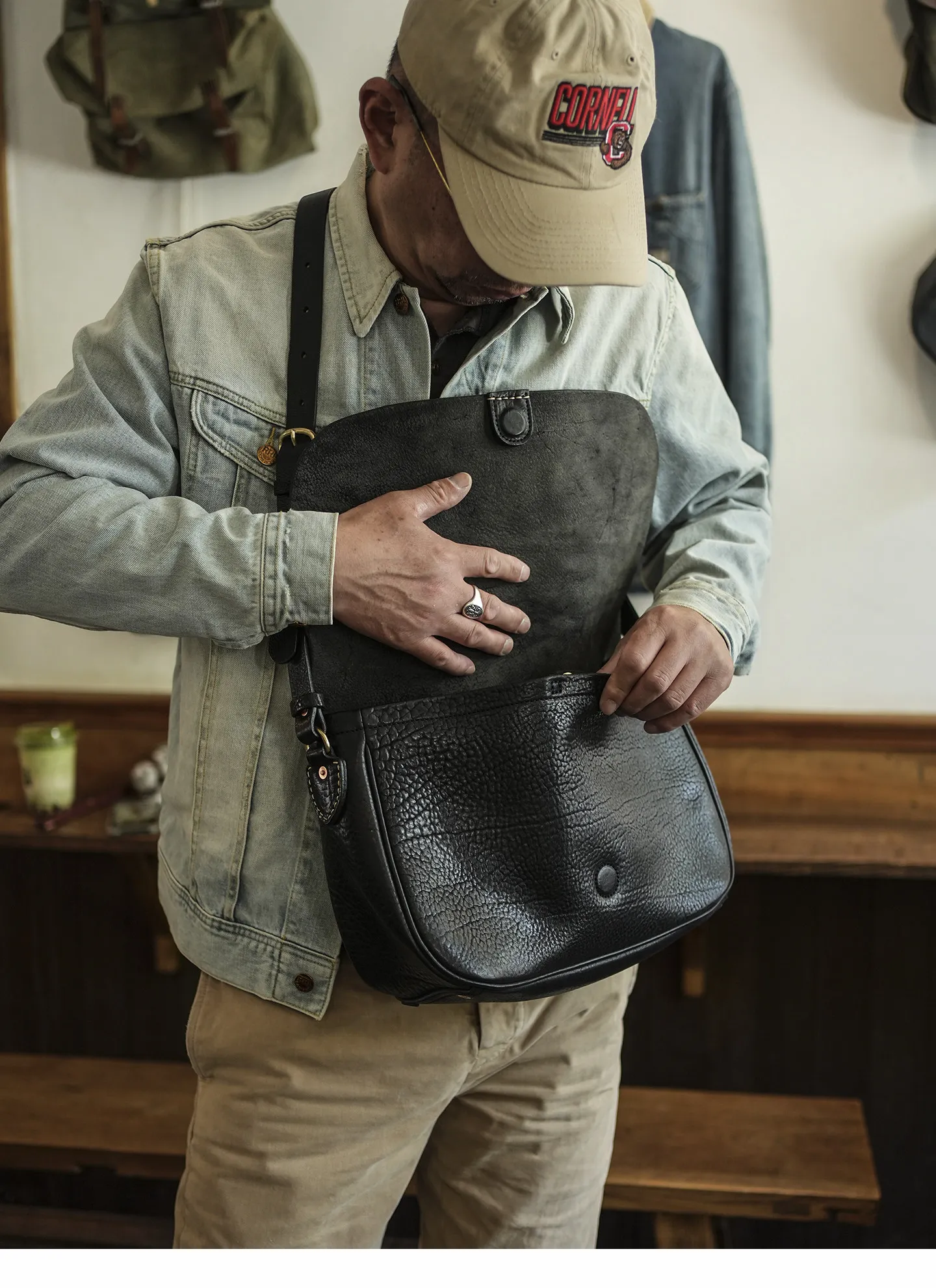 Einfache Vintage-Umhängetasche aus handgefertigtem Rindsleder der ersten Schicht für Herren, modische, lässige Reisetasche aus luxuriösem Echtleder. – Detail 8