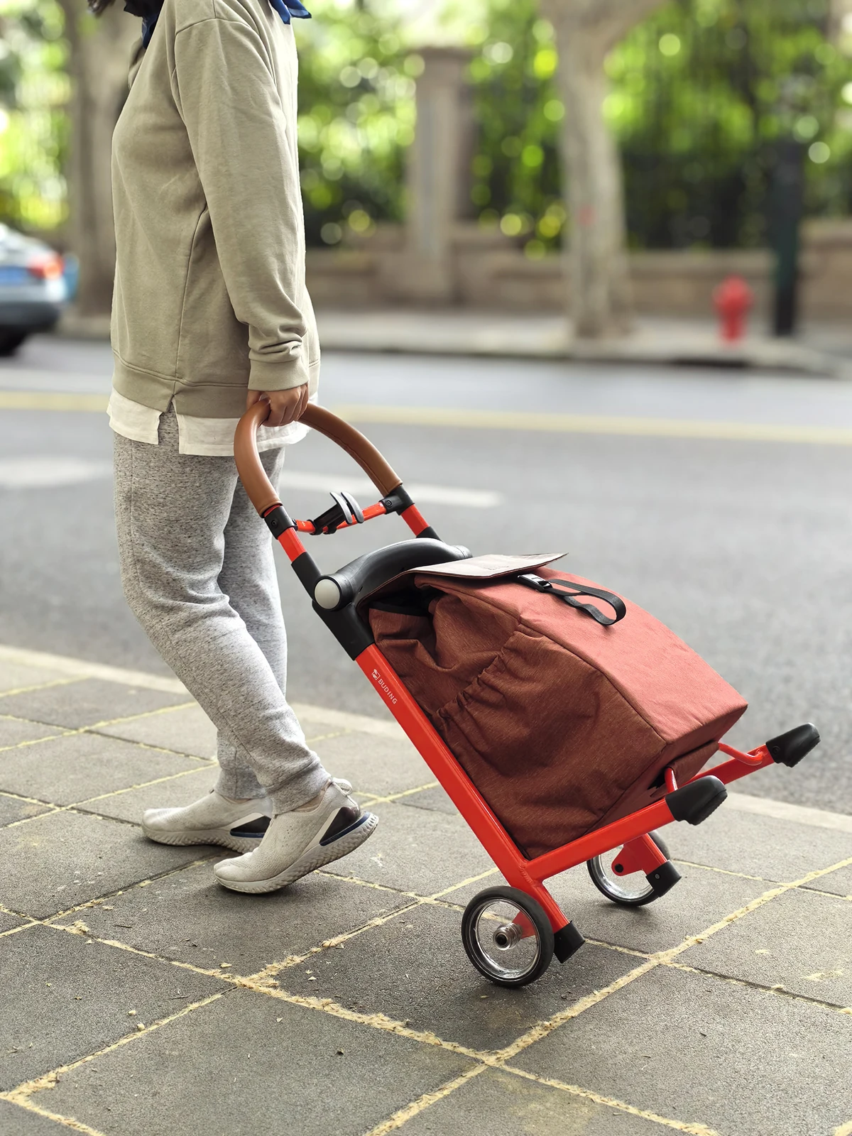 You can take a small cart to buy food and queue up. The artifact is portable, lightweight and foldable aluminum alloy.