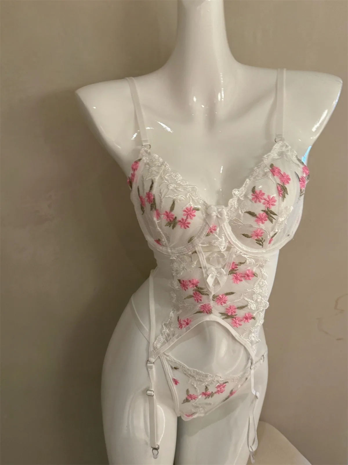 Fiori ricamati raccolti biancheria intima a coppa lingerie di pizzo sottile raccolti supporto superiore seni grandi mostrano un piccolo set di reggiseno