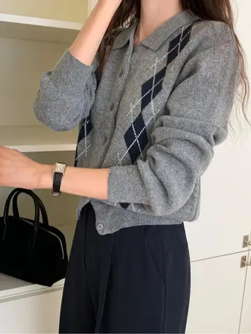 부드러운 니트 짧은 가디건 여성 패션 대학 스타일 컬러 블록 삼각형 패턴 자수 가을 신상 작은 단추 스웨터 부드러운 니트 짧은 가디건 여성 패션 대학 스타일 컬러 블록 삼각형 패턴 자수 가을 신상 작은 단추 스웨터