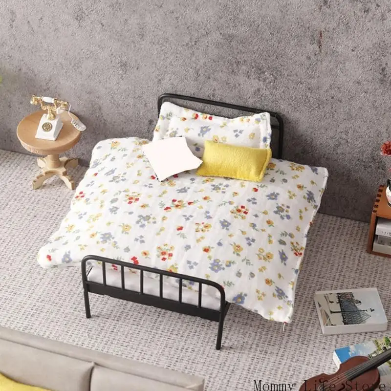 تمثال نموذج سرير حديد مصغر مع لحاف ووسادة لإكسسوارات بيت الدمية 1/12 وعرض المشهد القابل للجمع #2