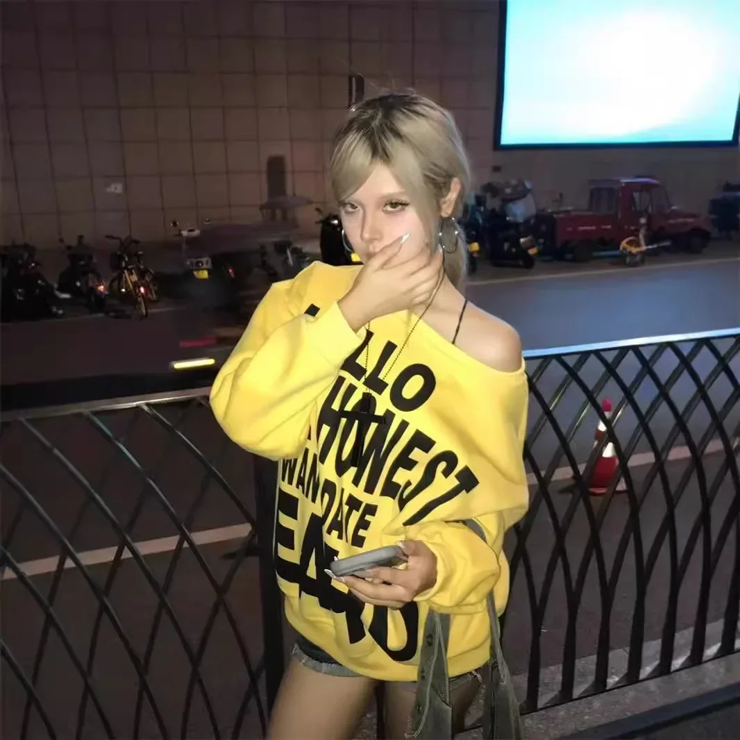 Felpa a maniche lunghe con stampa di lettere in stile americano per donna Top casual ampio con cappuccio a maniche lunghe a tracolla stagione autunnale