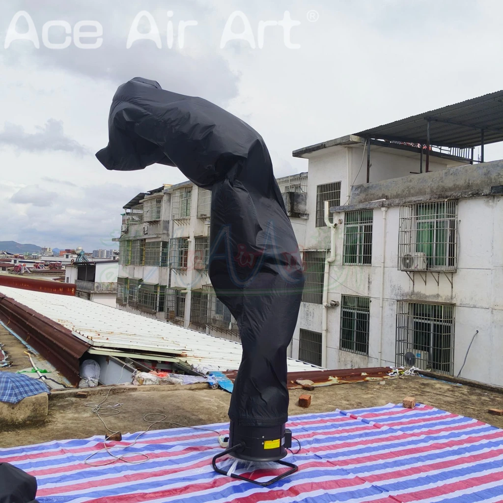 팽창식을 흔드는 불꽃 공기 댄서 춤추는 남자 팽창식 하늘 공기 댄서