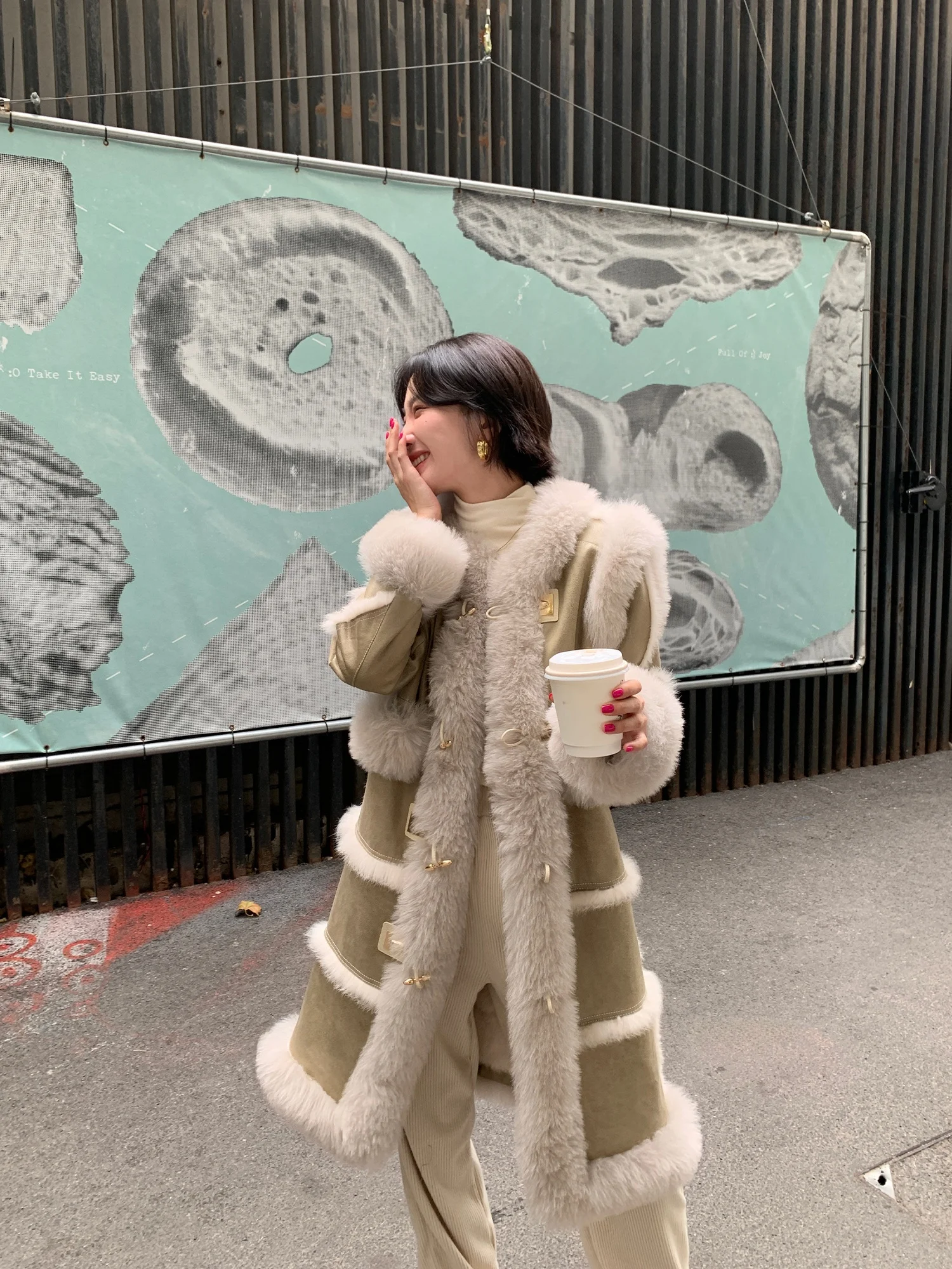 Długi płaszcz damski z futra królika i wełny, zintegrowany, o średniej długości, modny, do pracy, w stylu koreańskim, z okrągłym dekoltem.