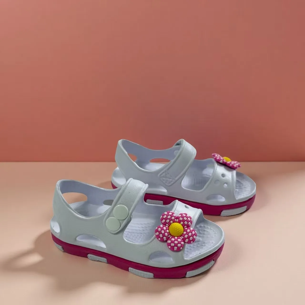 صنادل بناتي لطيفة وعصرية مع مفرغة على شكل زهرة وبطانة مرنة ناعمة