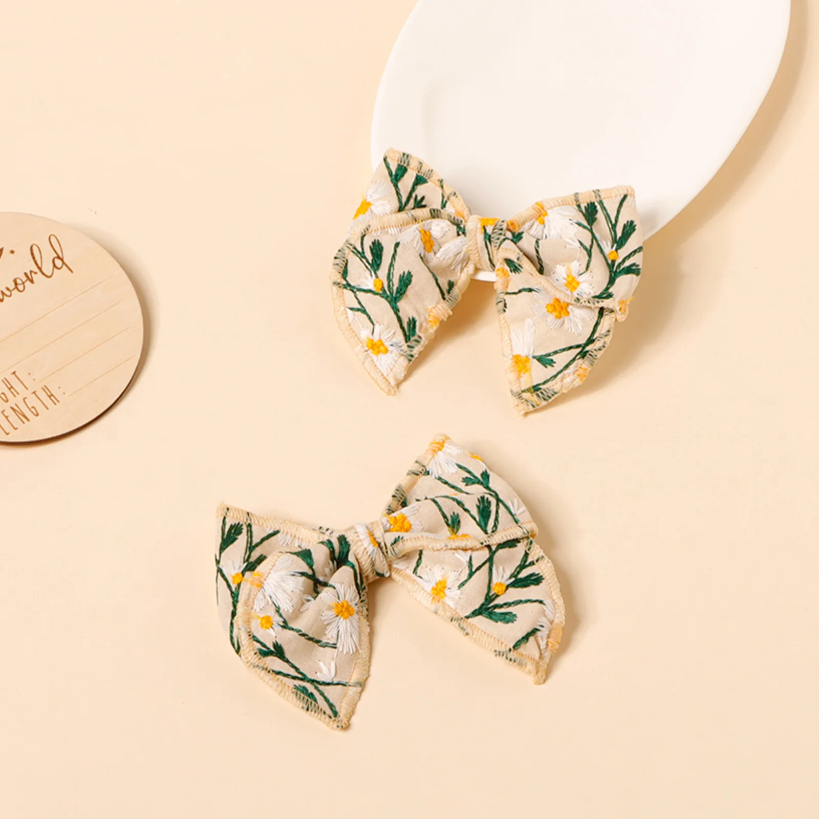 

1pcs/2pcs New Daisy Embroidered Flower Hair Clip Linen Bow Girl's Tailcoat Hairpin Children's Countryside Style Hair Accessories
