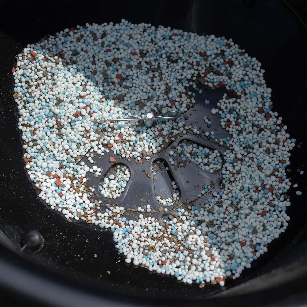 مفرشة بث دفع الأسمدة الاحترافية بوزن 50 رطل، تتوزع من 10 إلى 12 قدمًا، للعناية بالعشب وذوبان الثلج، أداة ساحة