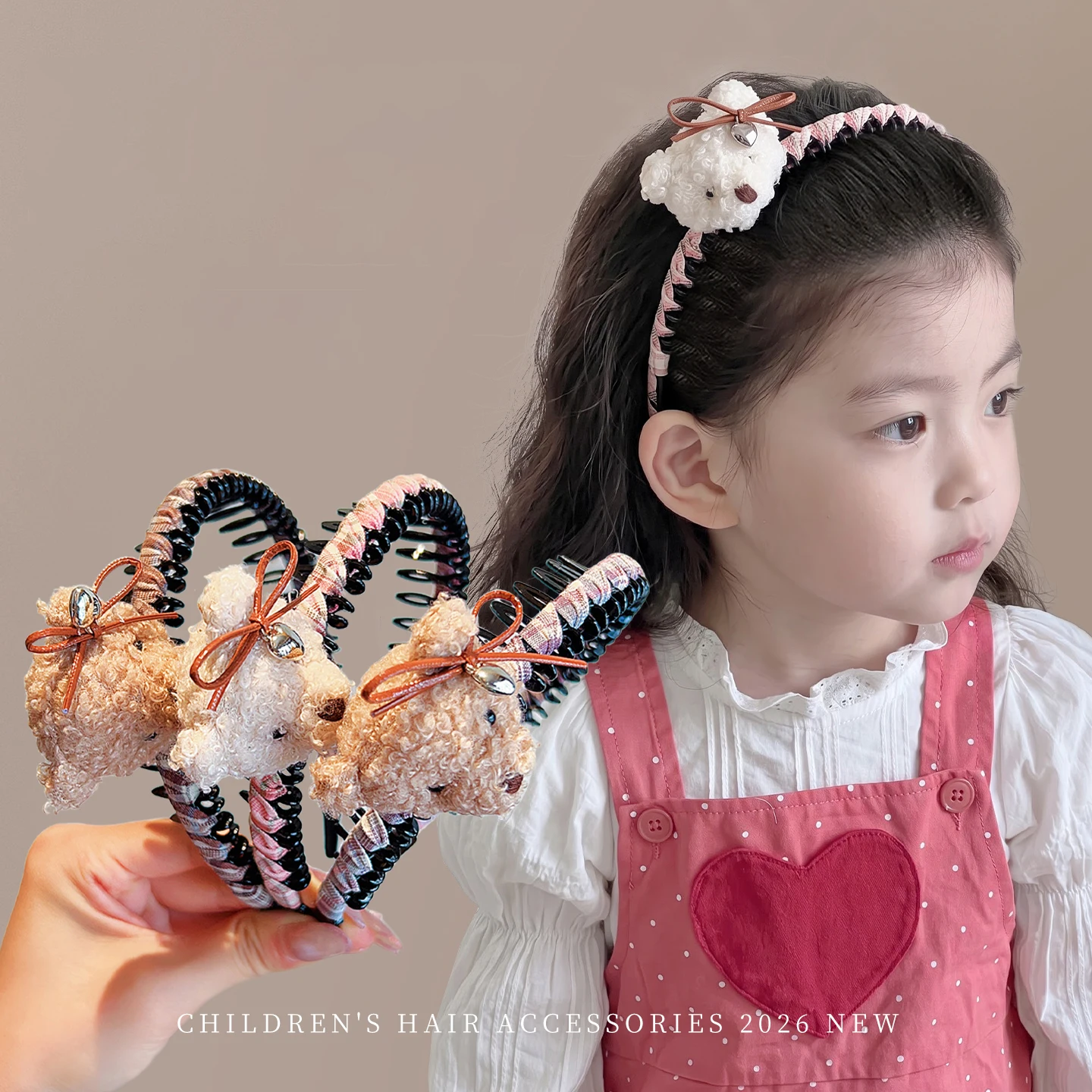 Niedliches 3D-Plüschbären-Kinder-Stirnband, rutschfest, mit gezackten Zähnen, stoffbezogener Haarreif, Schleifenglocken-Dekor, süßes Haarband für Kleinkindermädchen. – Detail 1