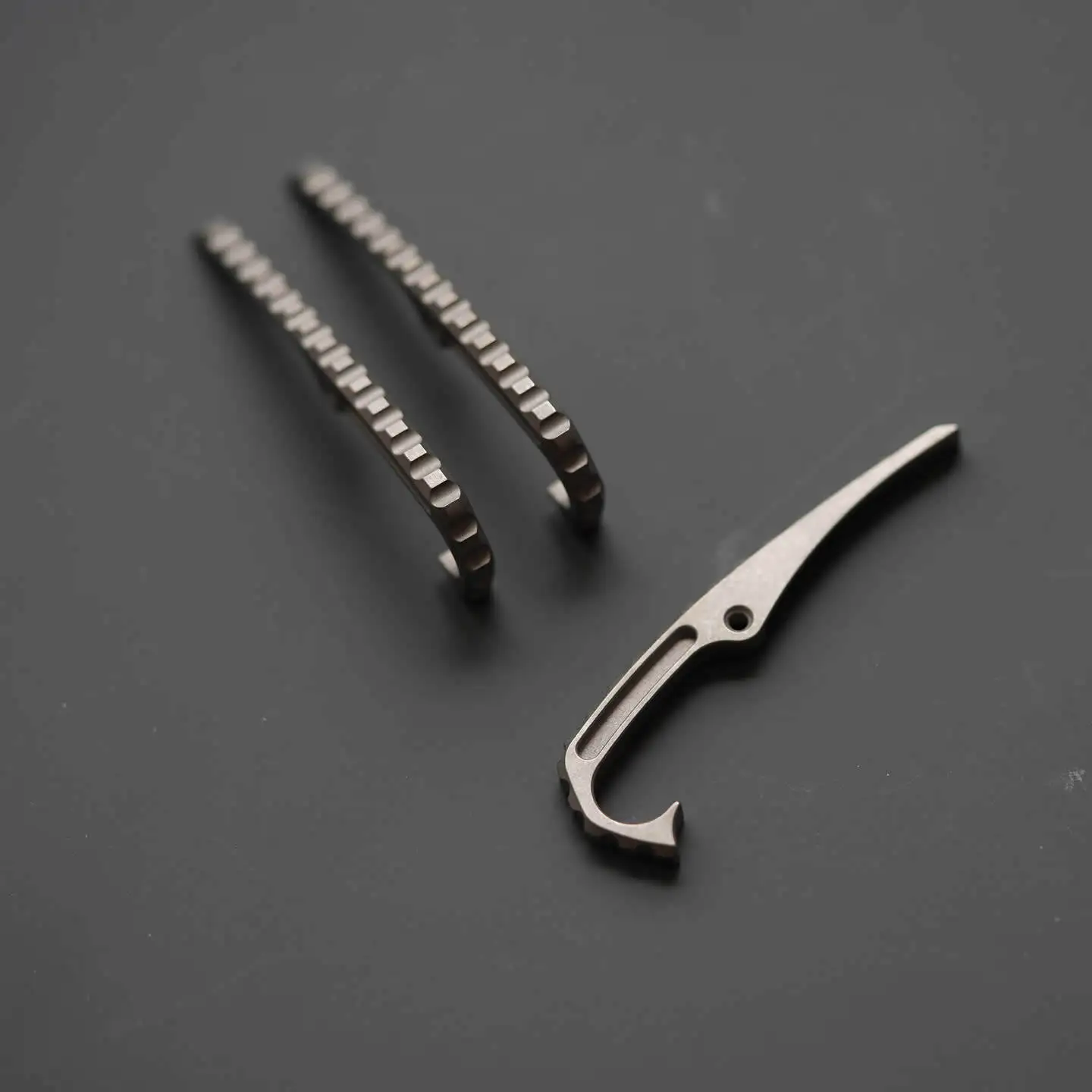 

Цельный задний фиксатор из титанового сплава для Spyderco C223 в комплекте содержит только один задний фиксатор.