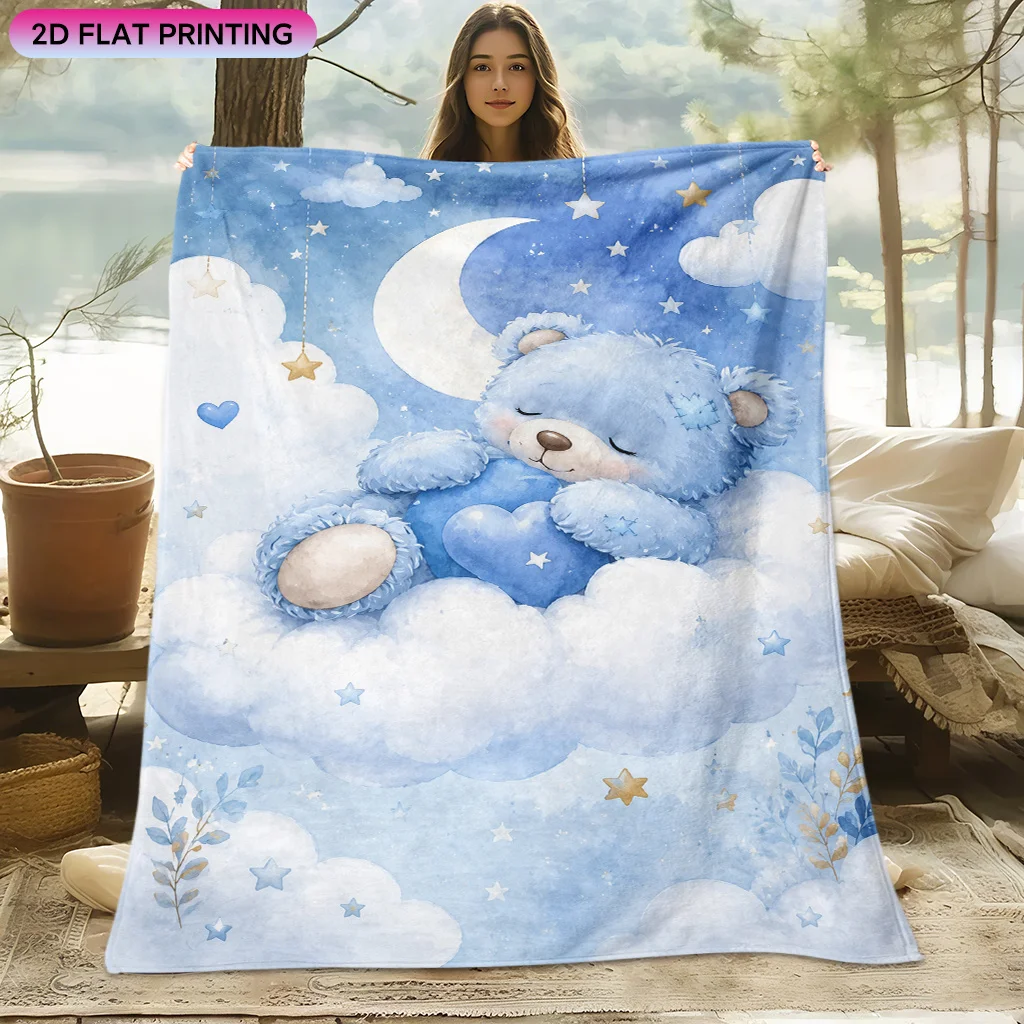Un orsetto di peluche blu dorme tra nuvole soffici, una coperta invernale in flanella, una stampa digitale ad alta definizione, una coperta moderna per il riposo, una coperta in pile morbida e calda,