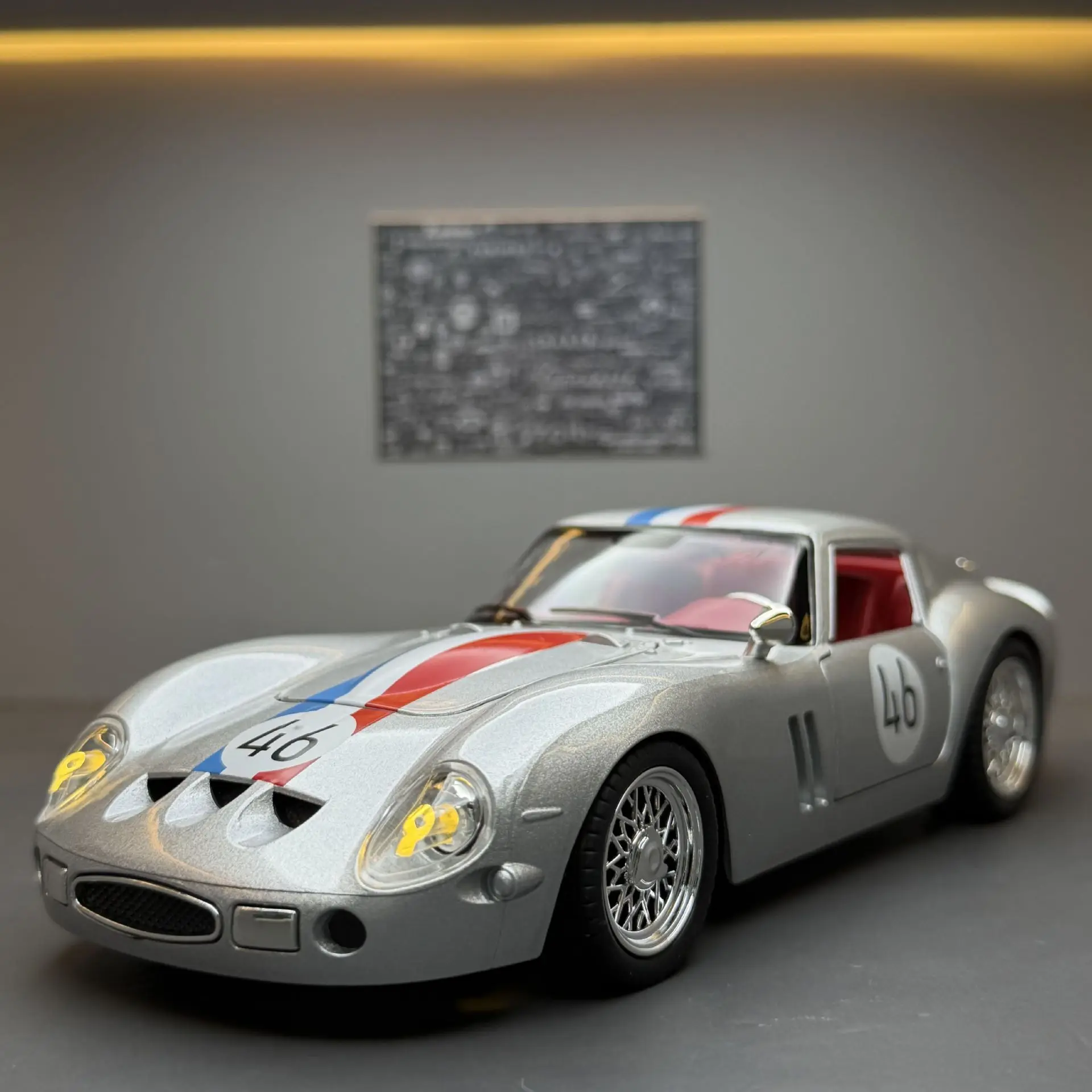 

Масштабная модель спортивного автомобиля 250 GTO 1:24, литая под давлением, металлическая, для гонок по трассе, с имитацией звука и света, детская игрушка, подарок