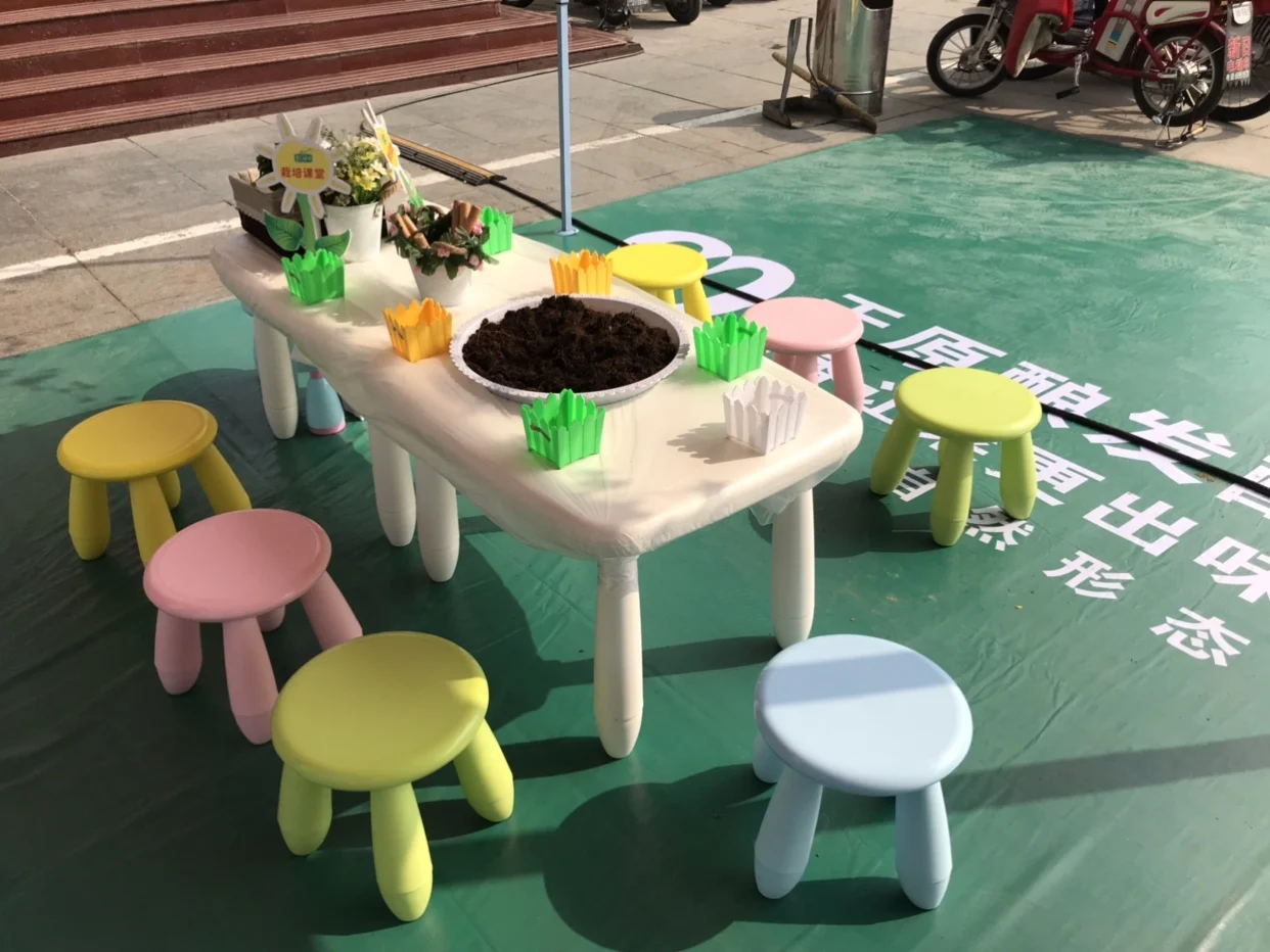 Mesa de actividades de plástico para niños para leer, dibujar, hacer aperitivos, preescolar, jardín de infantes y salas de juegos, mesa y silla para niños pequeños