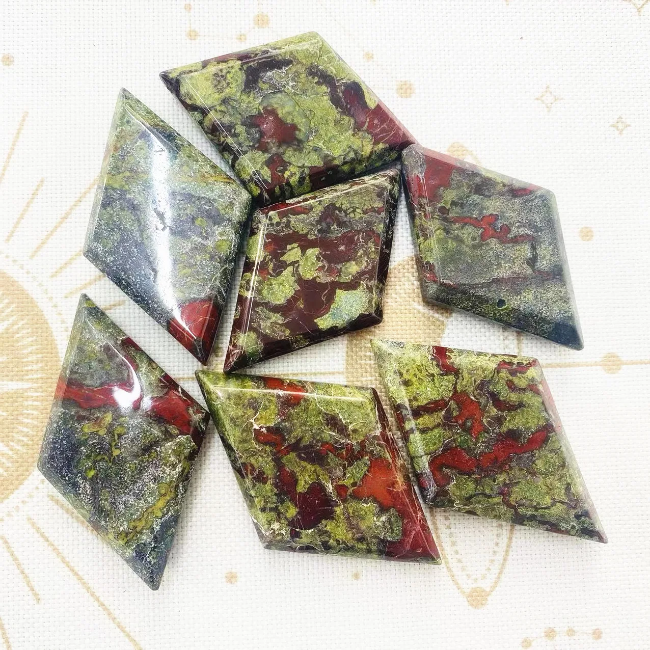 

1PC Natural Stone Mineral Crystal Dragon Blood Healing Rhombus Stone Room Home Decoration Crafts Ornament