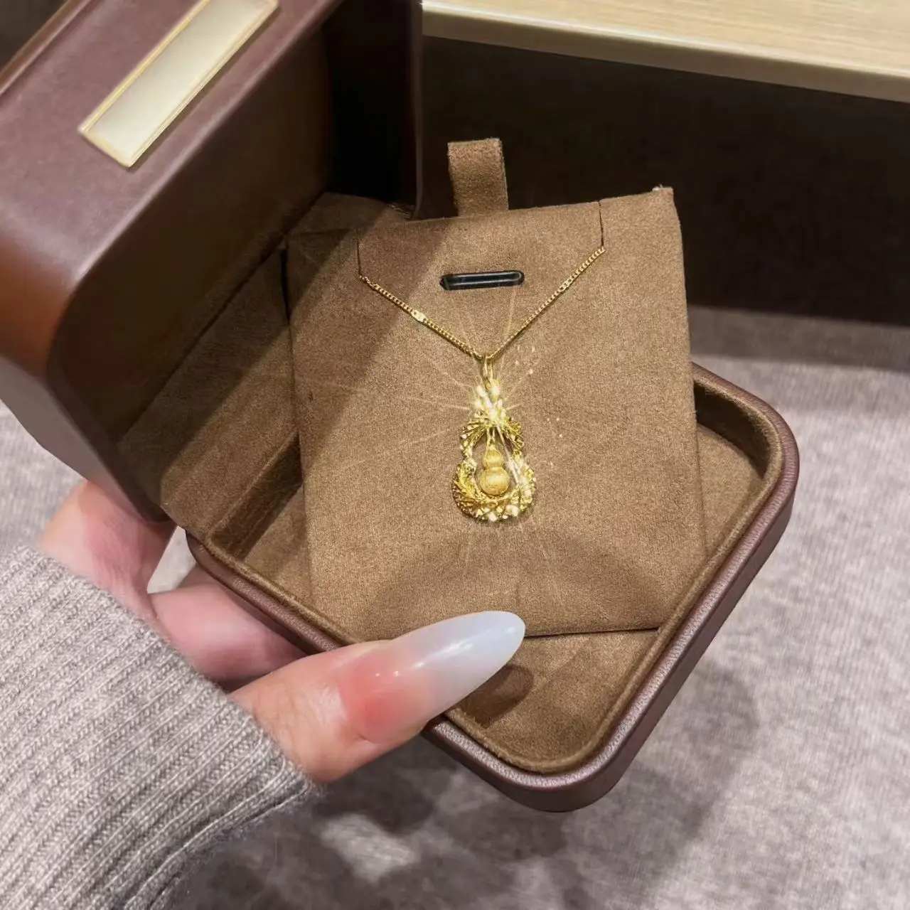 

Popular style, woven dream net, gourd pendant necklace, light luxury, elegant and high-end feel, luxury 24K
