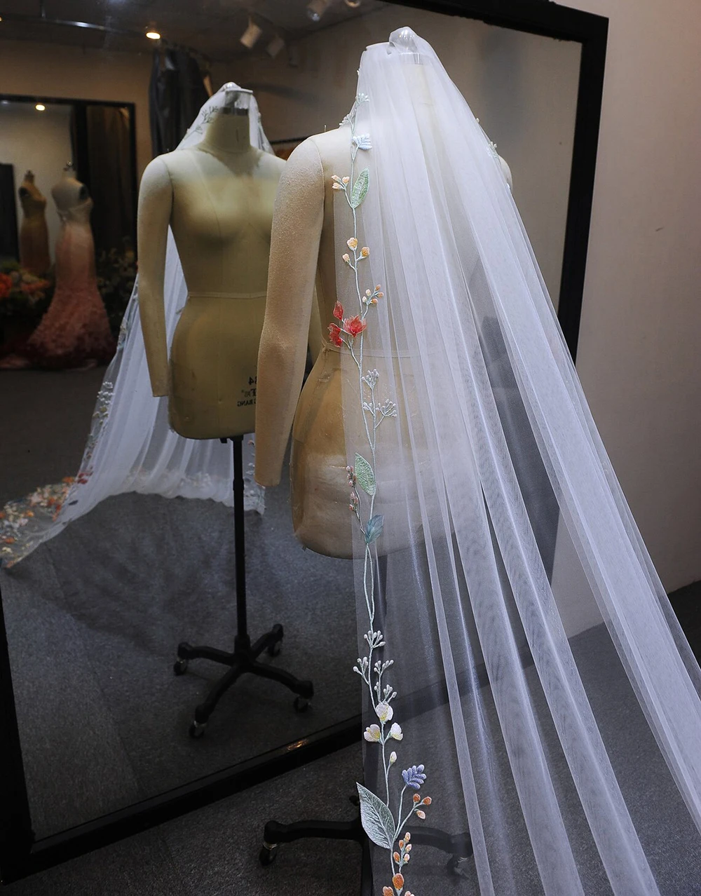 Veli da sposa Applicazioni colorate Velo da sposa lungo Mariage con pettine Accessori da sposa a uno strato realizzati su misura