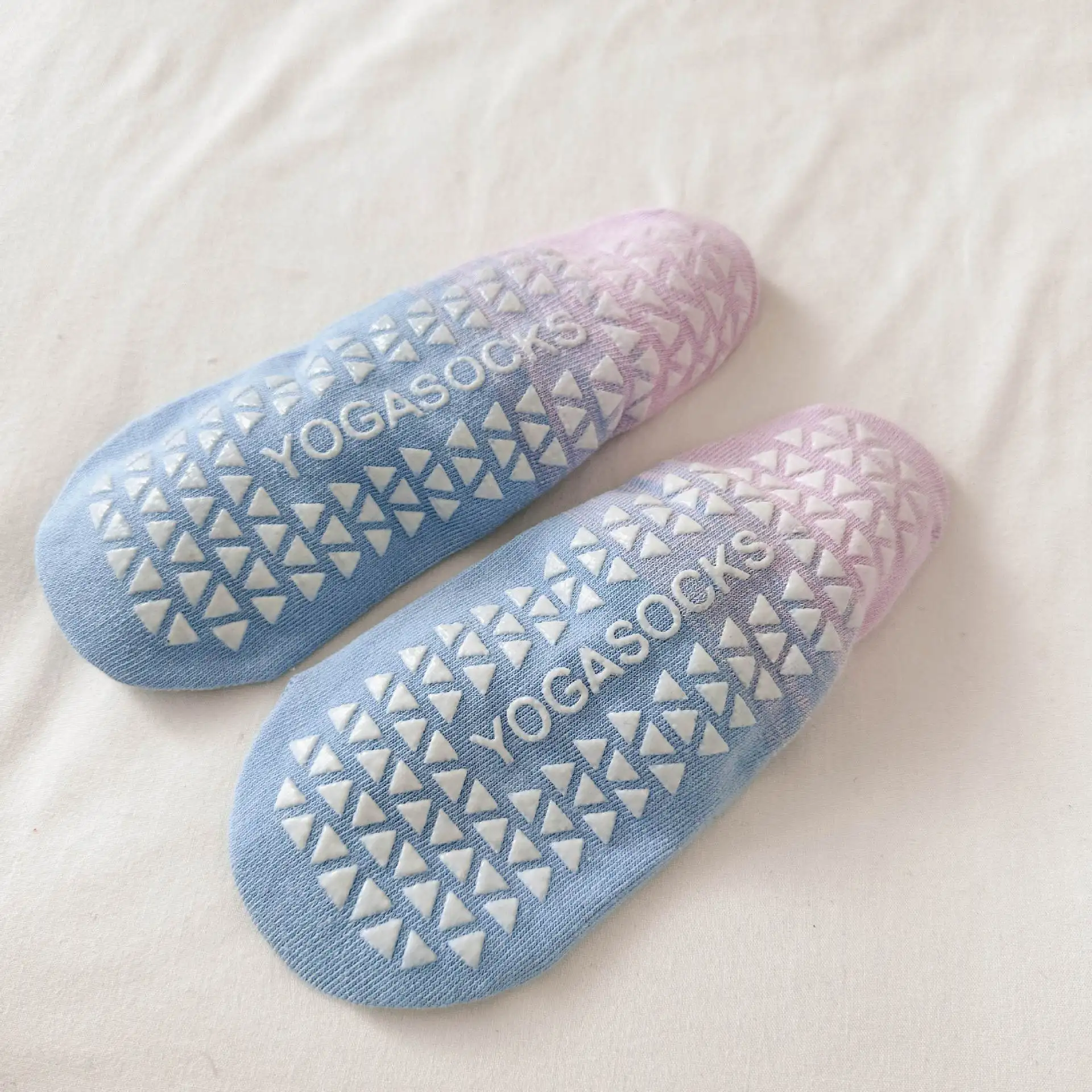 Gradient Non-Slip Yoga Socks for Women Silicone Grip Pilates Toe Socks Anti-Sweat Barefoot Shoes 4-Season Stretchable