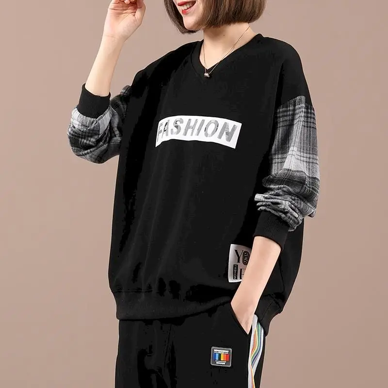 

2024 Autumn New Pulloves Women Large Size Loose Thin Tops V-neck Letter Printing Casual Plaid Stitching Long-sleeved Sweatshirt