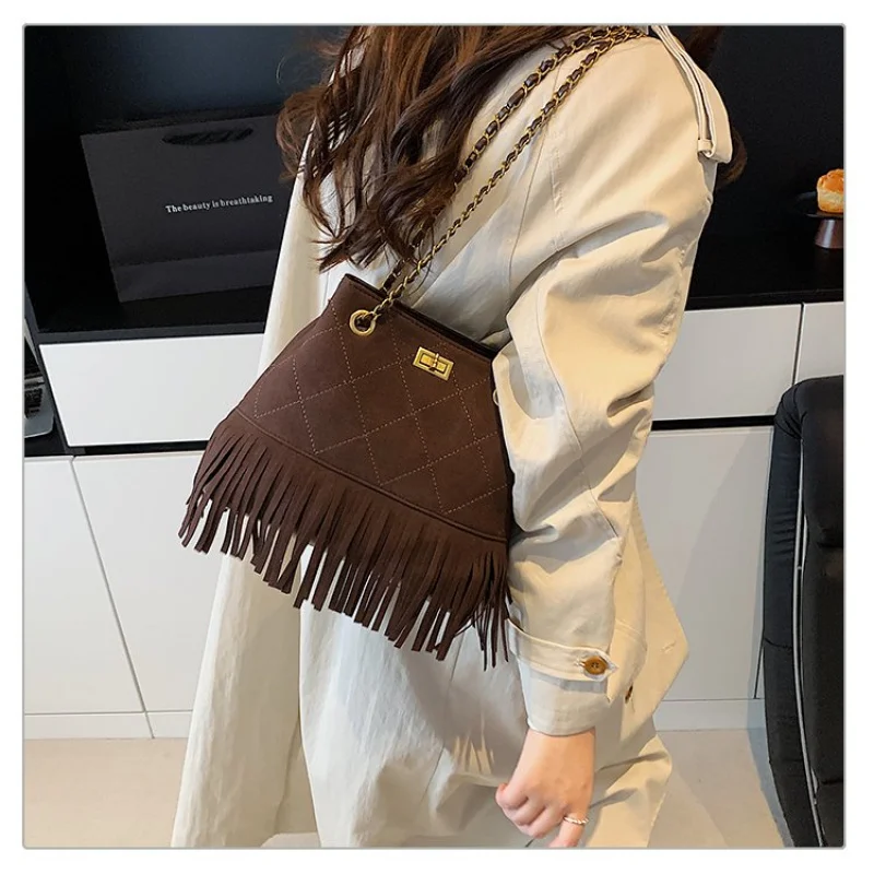 

Women's Handbag Made Of Fine Leather Featuring Trendy Paris Famous Look