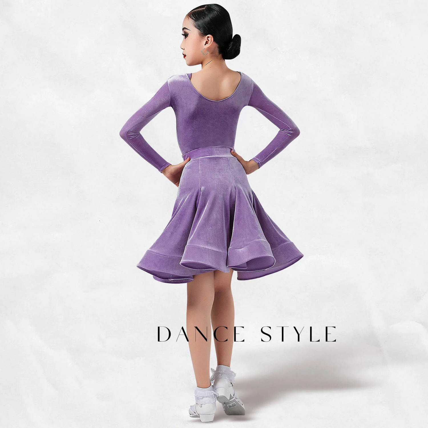 2026 การแสดงเต้นรำละตินเครื่องแต่งกายสำหรับหญิงแขนยาวกำมะหยี่กระโปรงแยกชุดชัช่า รุมบาเสื้อผ้าละติน DQS20272