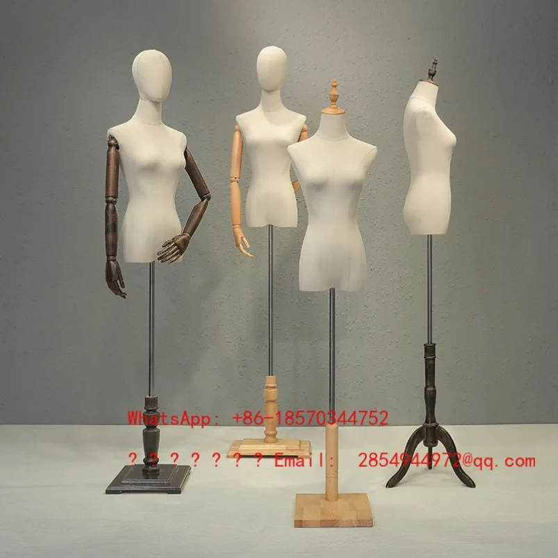 

Манекен-торс для демонстрации одежды в витрине