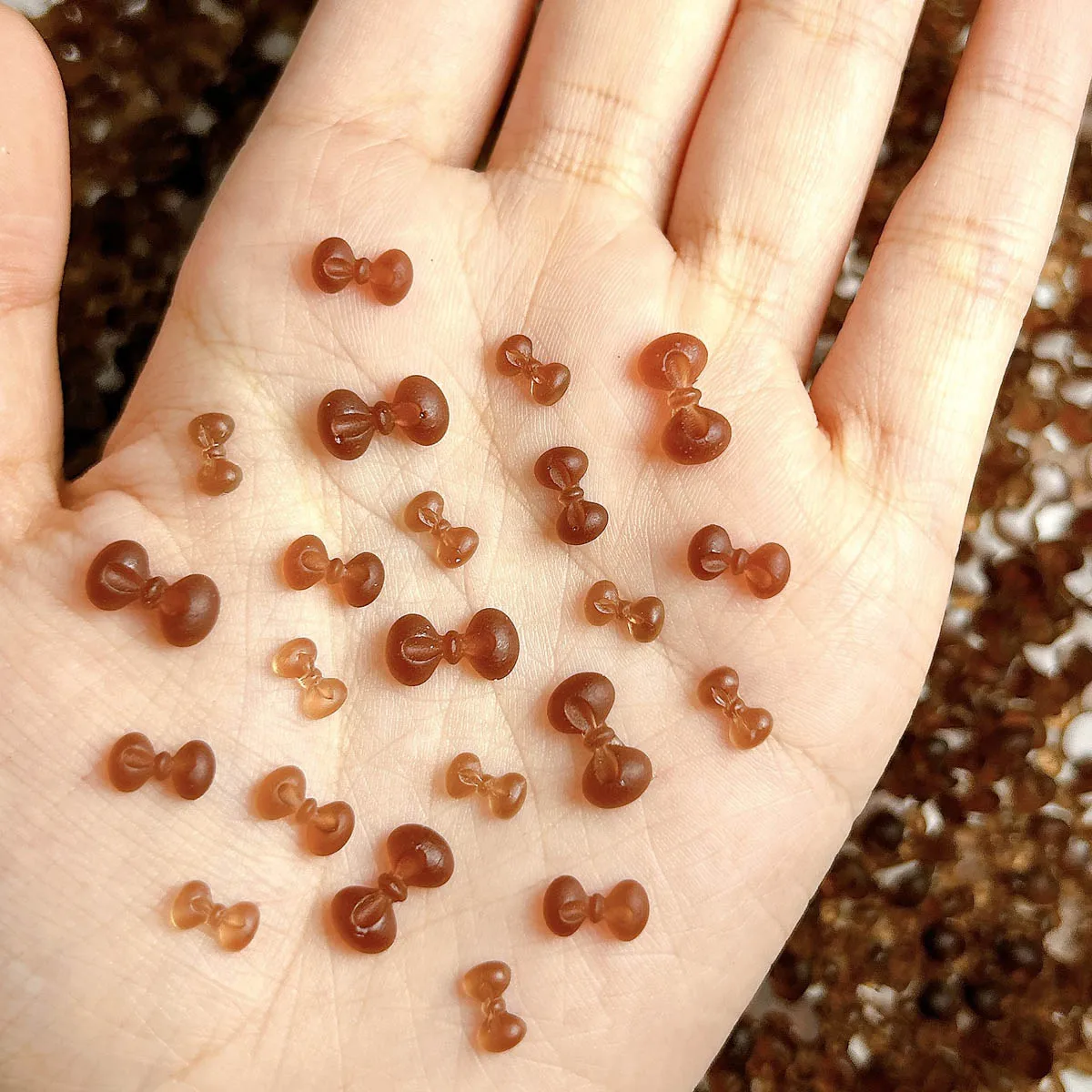 50 SZTUK Przezroczystych Ozdób do Paznokci z Żywicy w Kolorze Maillard, Urocze, Grube Brązowe Kokardki 3D do Dekoracji Paznokci DIY, Kolczyków i Paznokci