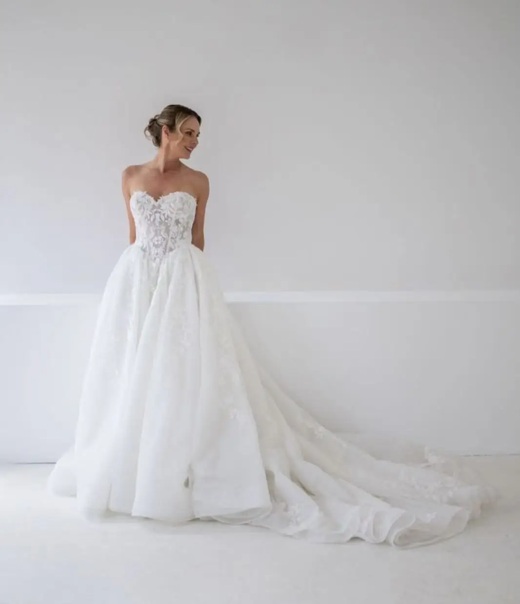 새로운 도착 웨딩 드레스 A 라인 레이스 Strapless 민소매 페르시 맞춤형 신부 가운 Vestidos De Novias