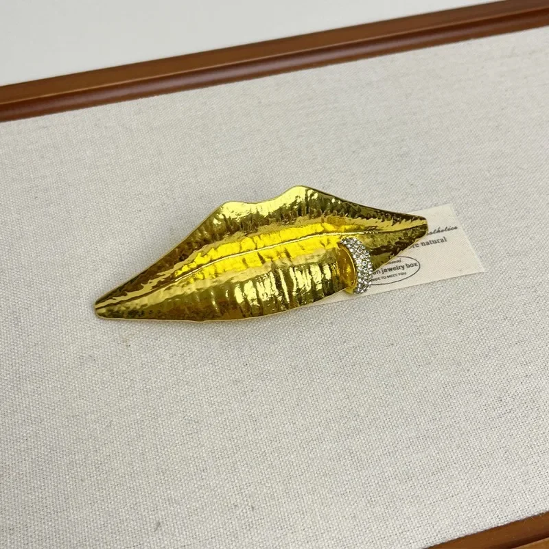 Fashion Jewelry European and American Design Lip Shaped Brooch For Women Party Gifts Exaggerative Accessories 2024 Trend New