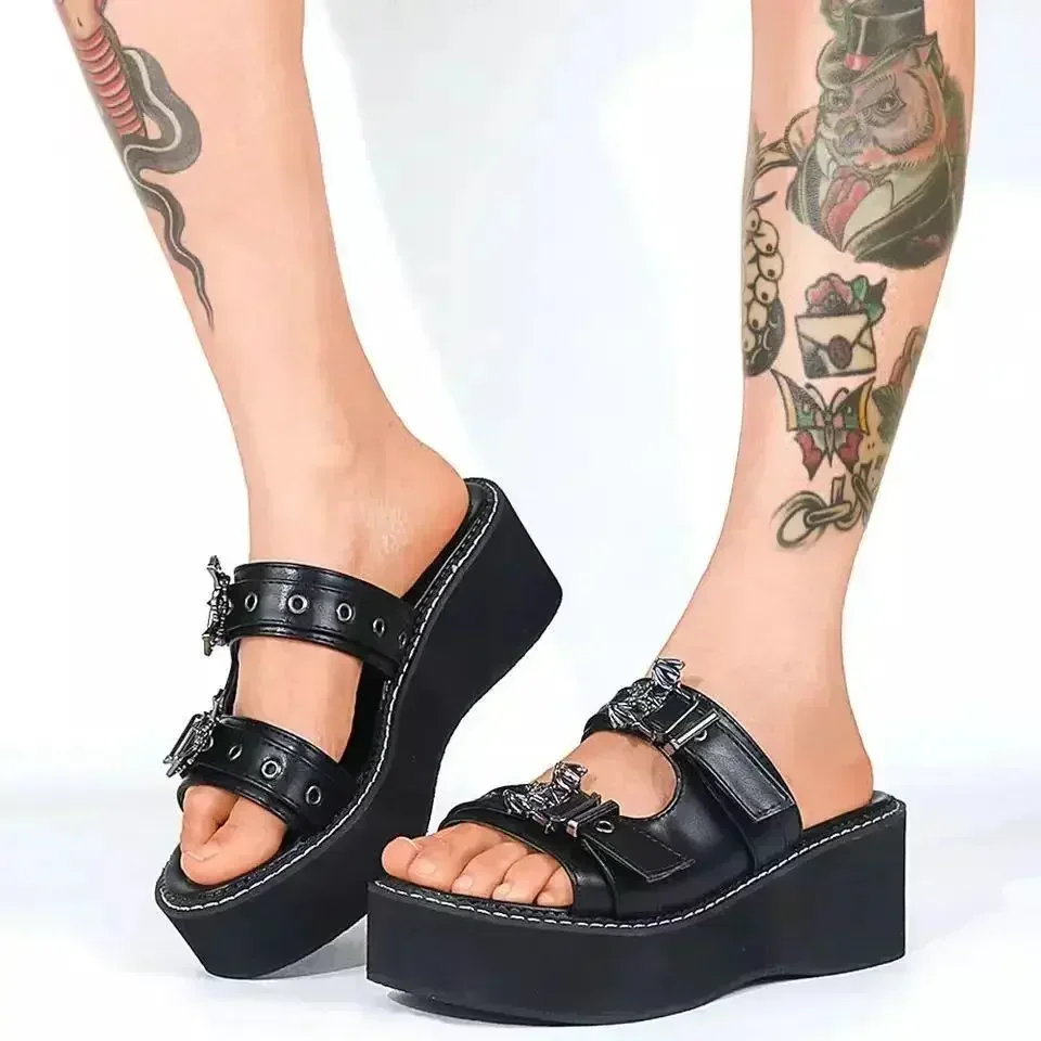 Sandal wanita dekorasi logam sandal desainer musim panas gesper Cosplay vampir Platform sepatu Gotik hitam untuk wanita sandal