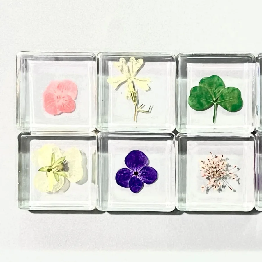 Multicolored Flower Resin Ornament in High-Clarity Amber Acrylic: A Unique Decorative Artwork