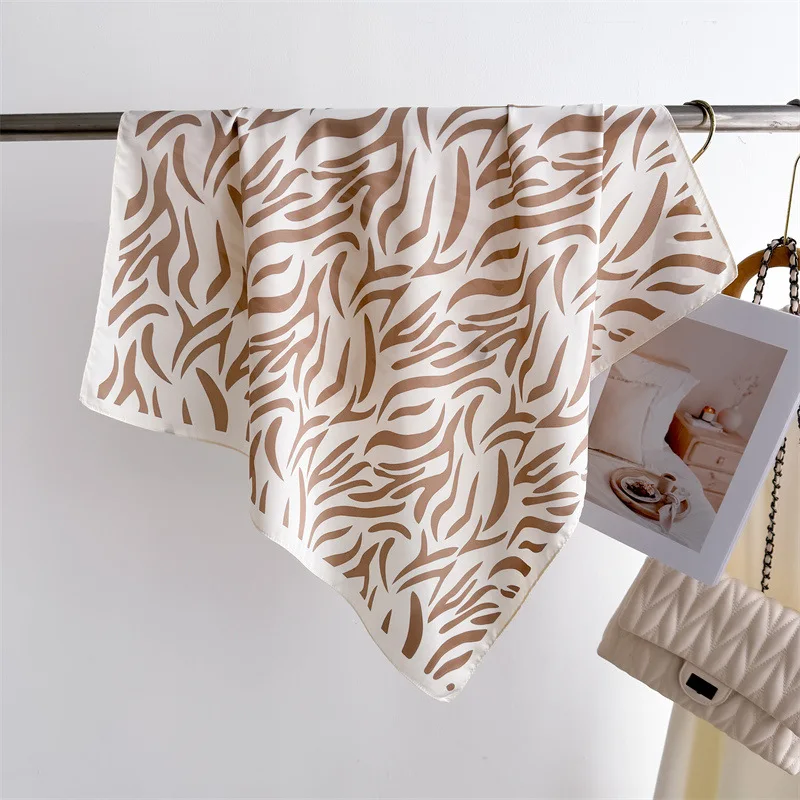 العلامة التجارية الفاخرة البوهيمي طباعة وشاح مربع أنيق السيدات لينة شال الساتان أنيق المرأة الزخرفية باندانا
