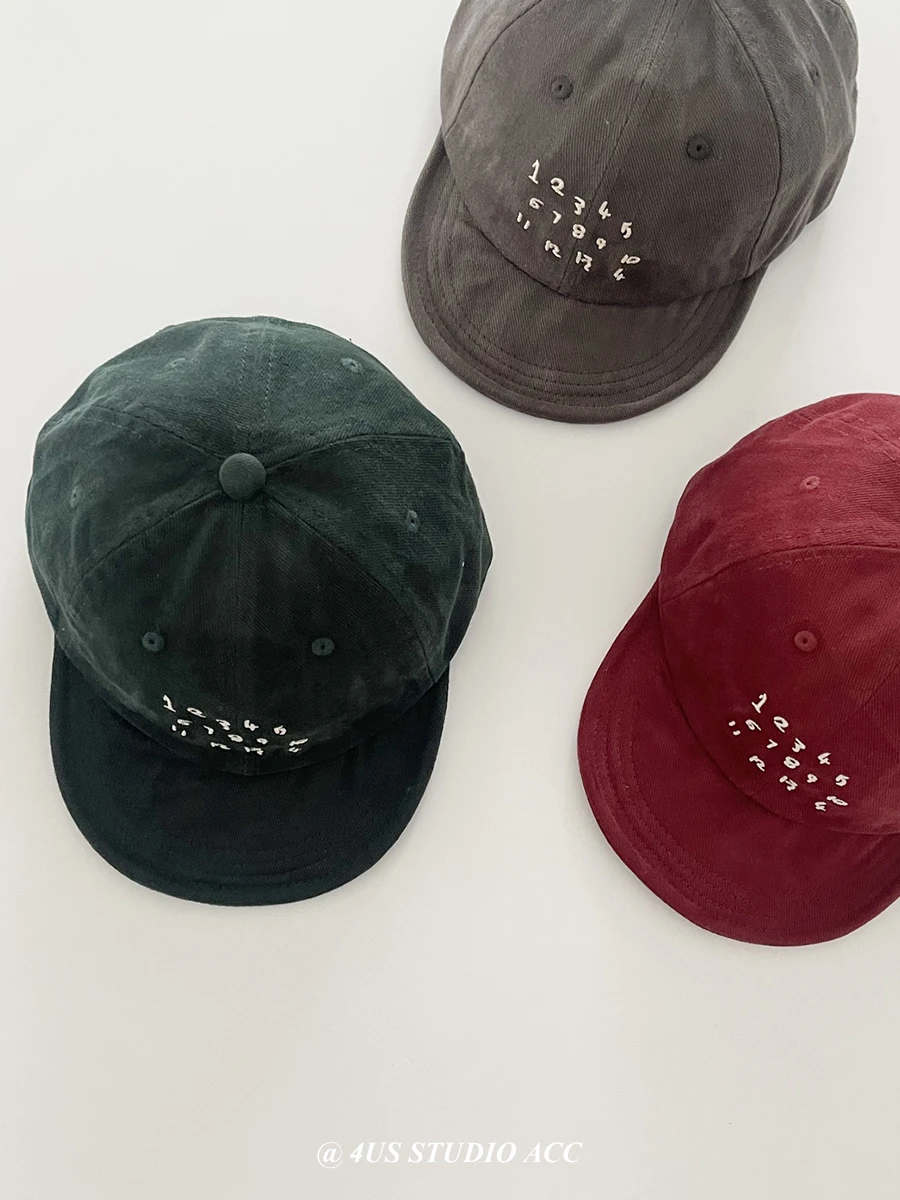 Gorra de béisbol con visera corta para hombre y mujer, gorro de ala suave con número bordado, estilo coreano