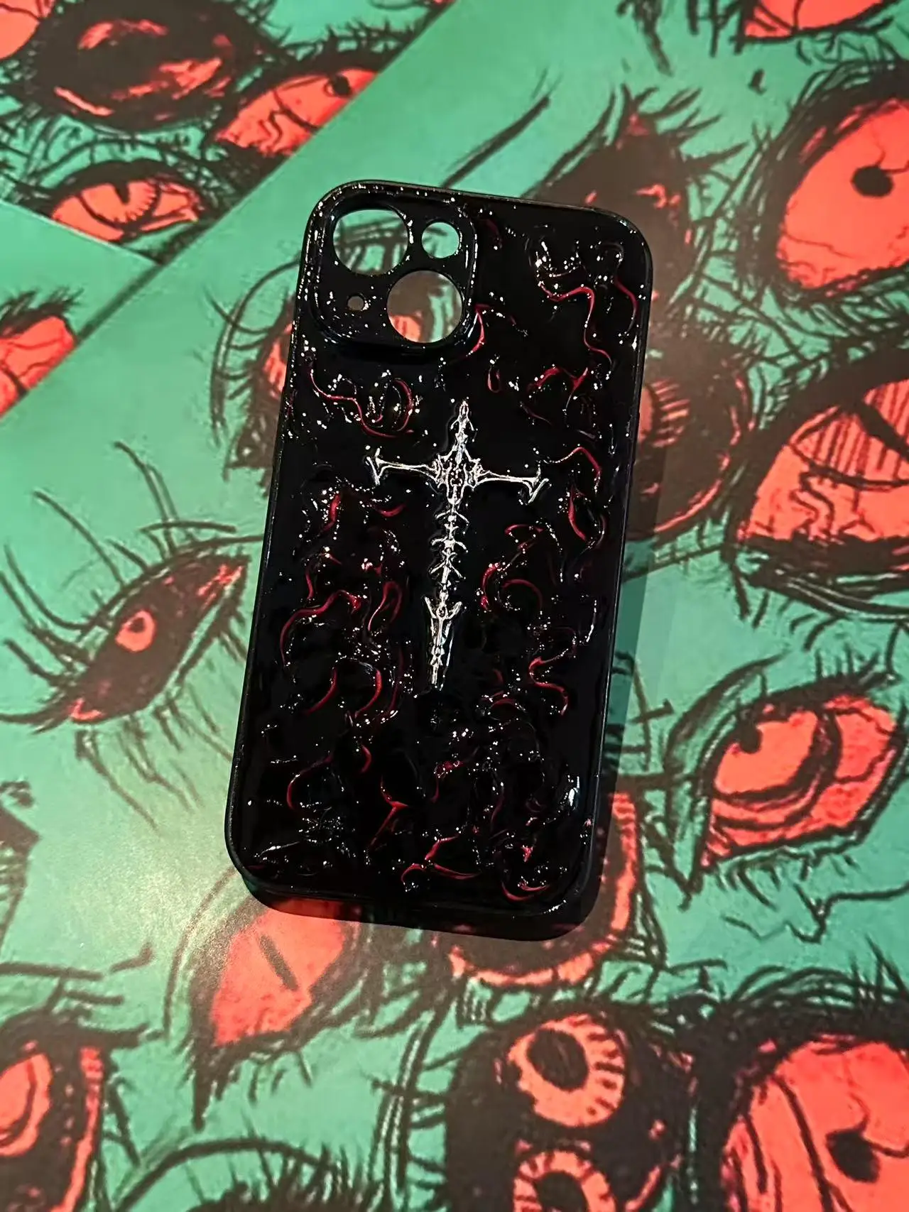 Y2K Gothic Cross iPhone Hülle für iPhone 16 Pro Max, 15, 14, 12 Mini, 11. Handgefertigte Horror-Punk-Handyhülle, gruselige iPhone 17-Hülle.