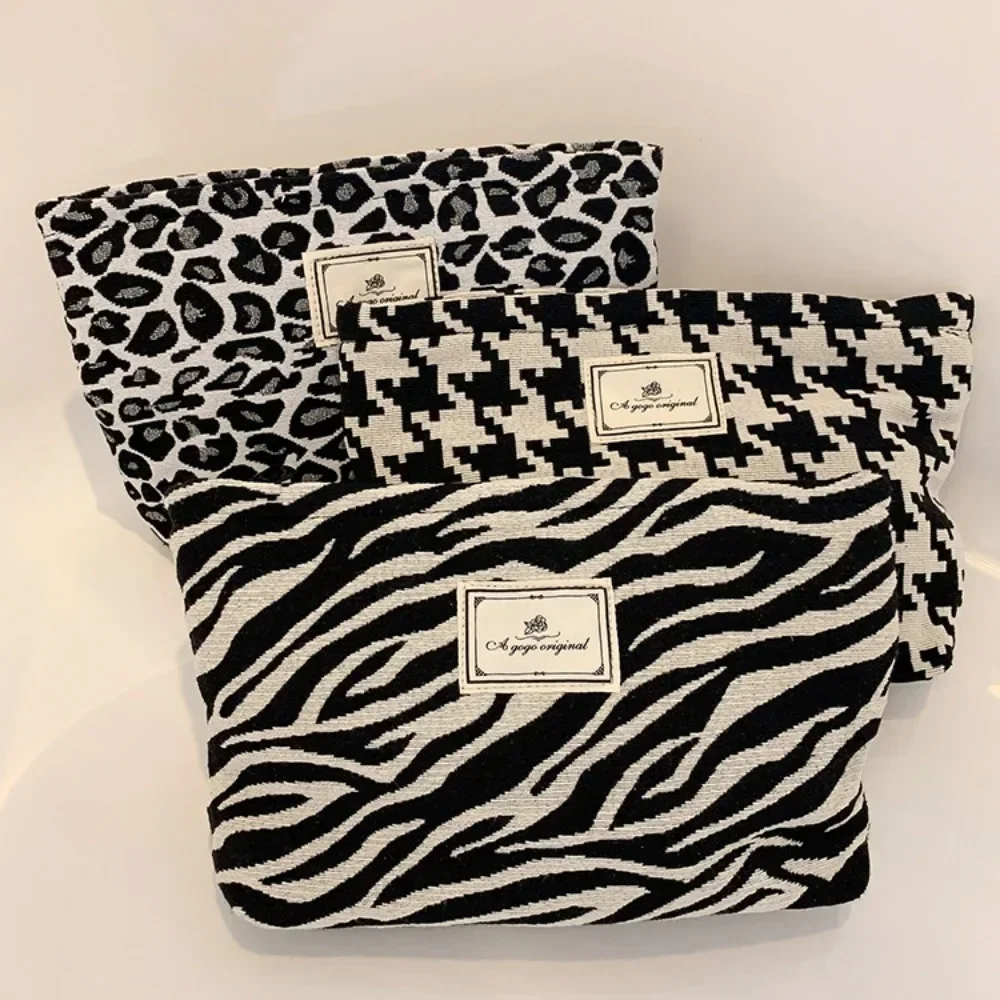 Classic Leopard Print Makeup Bag Zipper Pouch Large Capacity Portable Toiletries Bag Cosmetic Bag for Women Makeup Pouch 2024